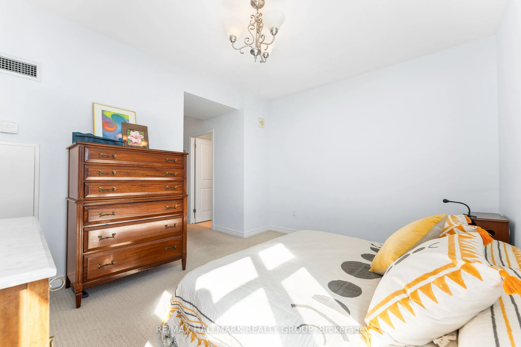 570 Laurier Avenue W, #2202