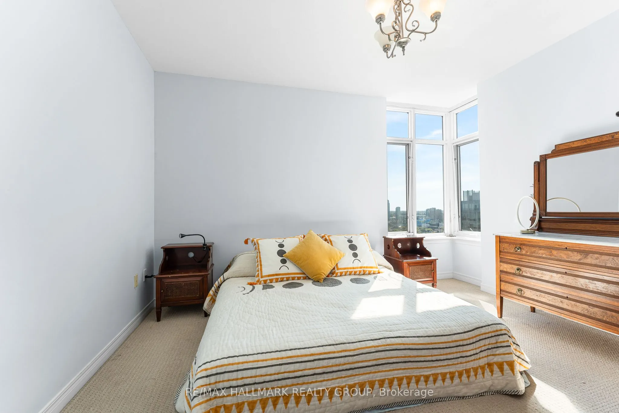 570 Laurier Avenue W, #2202