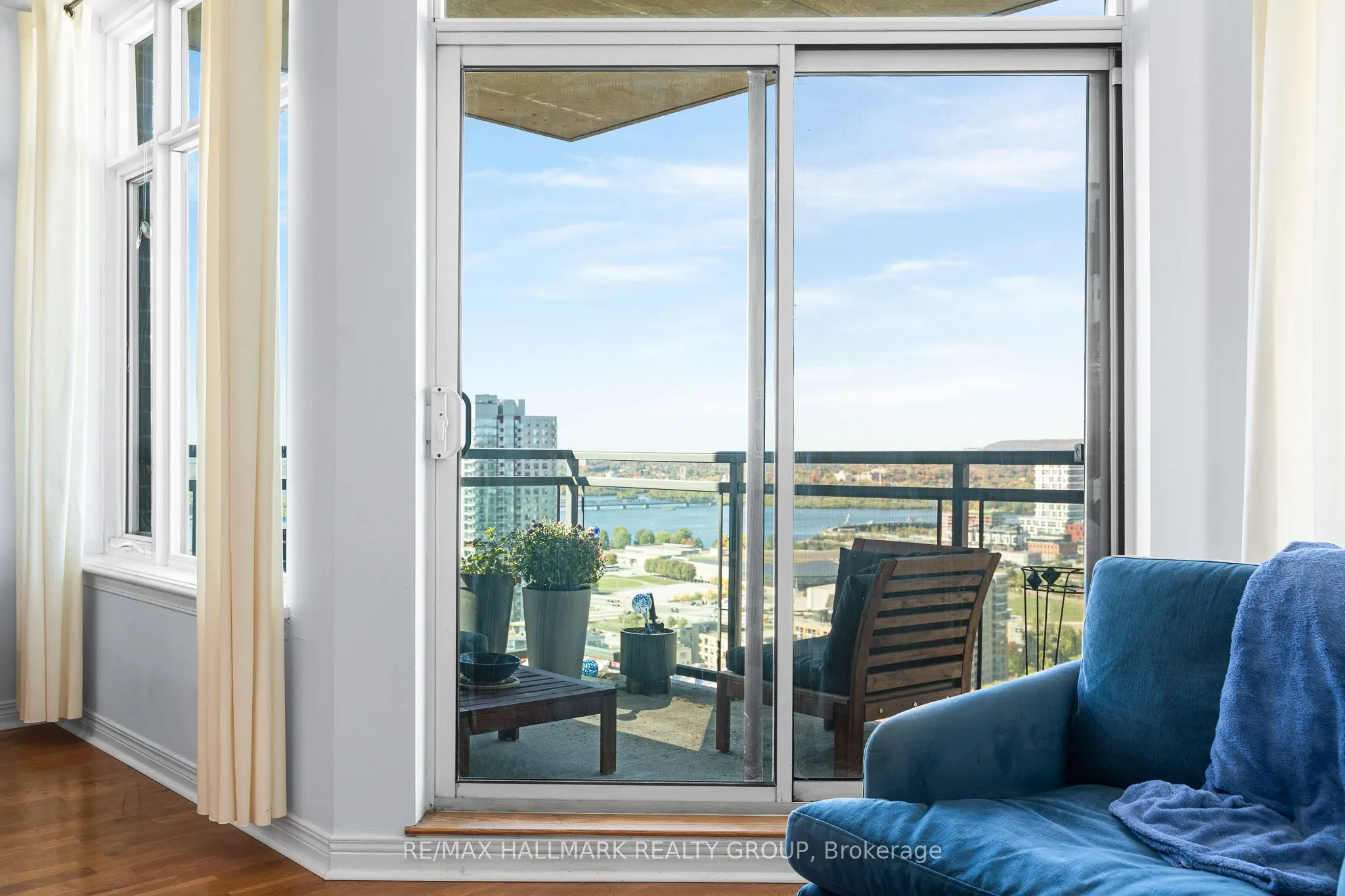 570 Laurier Avenue W, #2202