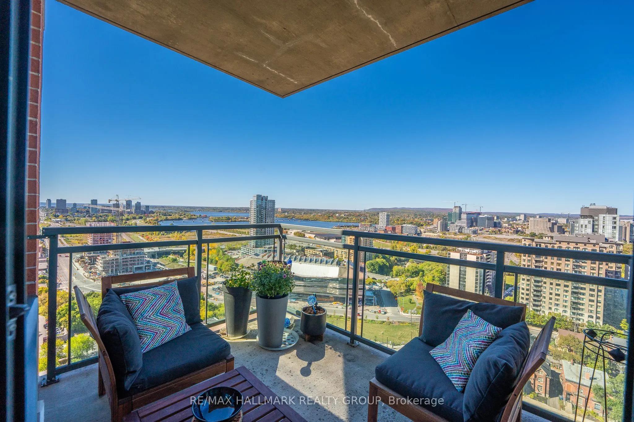 570 Laurier Avenue W, #2202
