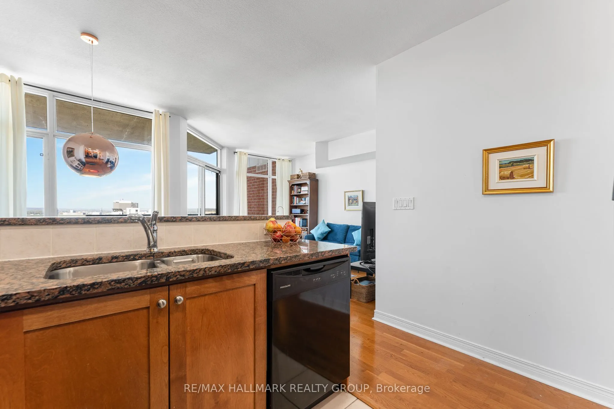 570 Laurier Avenue W, #2202