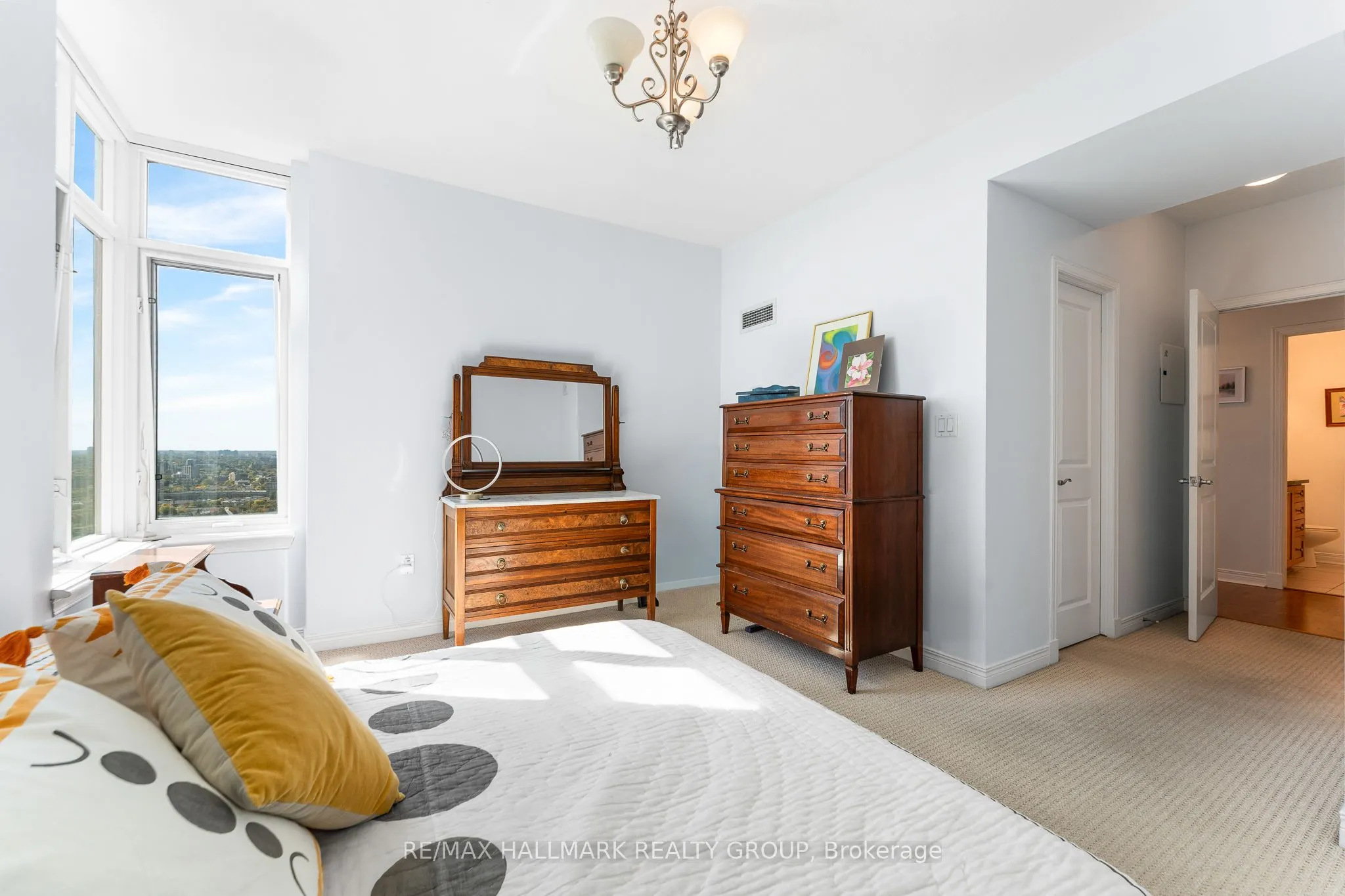 570 Laurier Avenue W, #2202