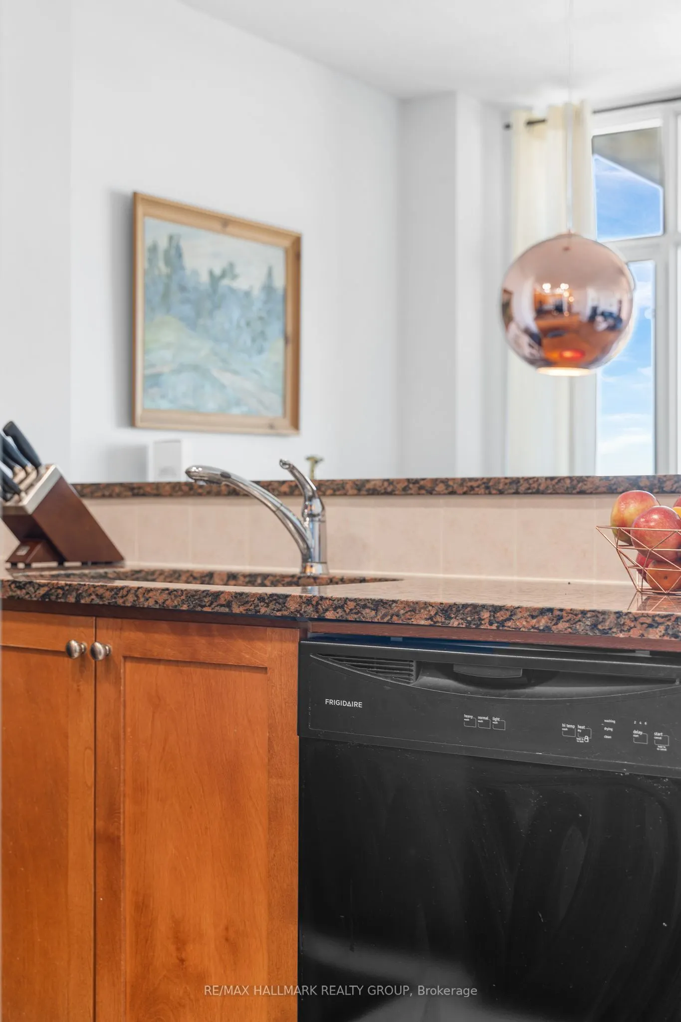 570 Laurier Avenue W, #2202