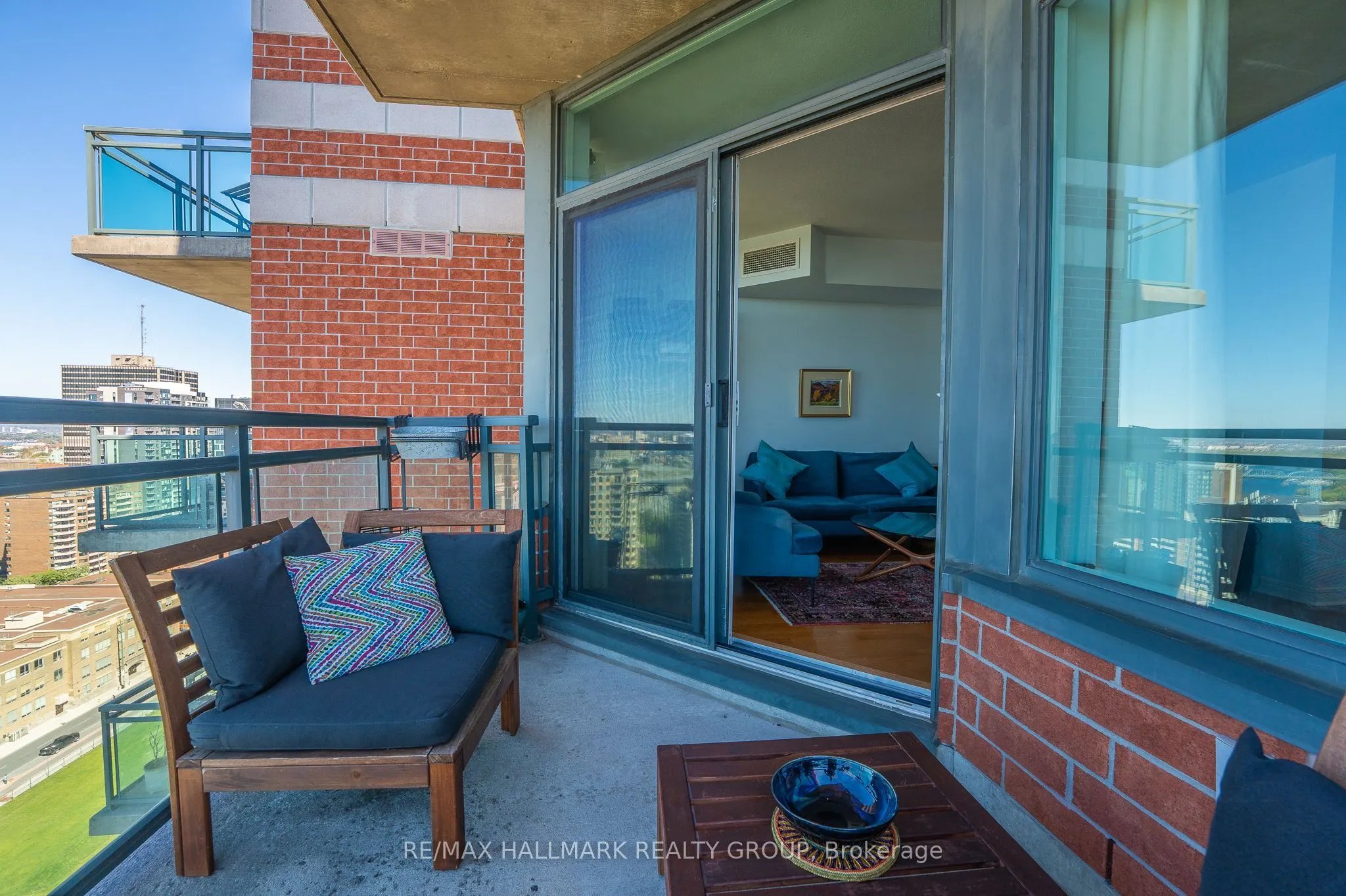 570 Laurier Avenue W, #2202
