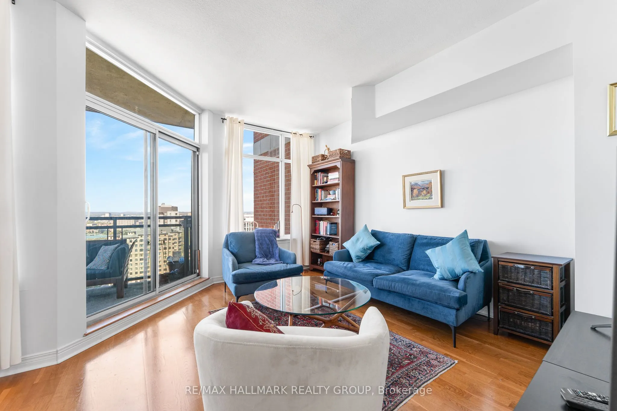 570 Laurier Avenue W, #2202