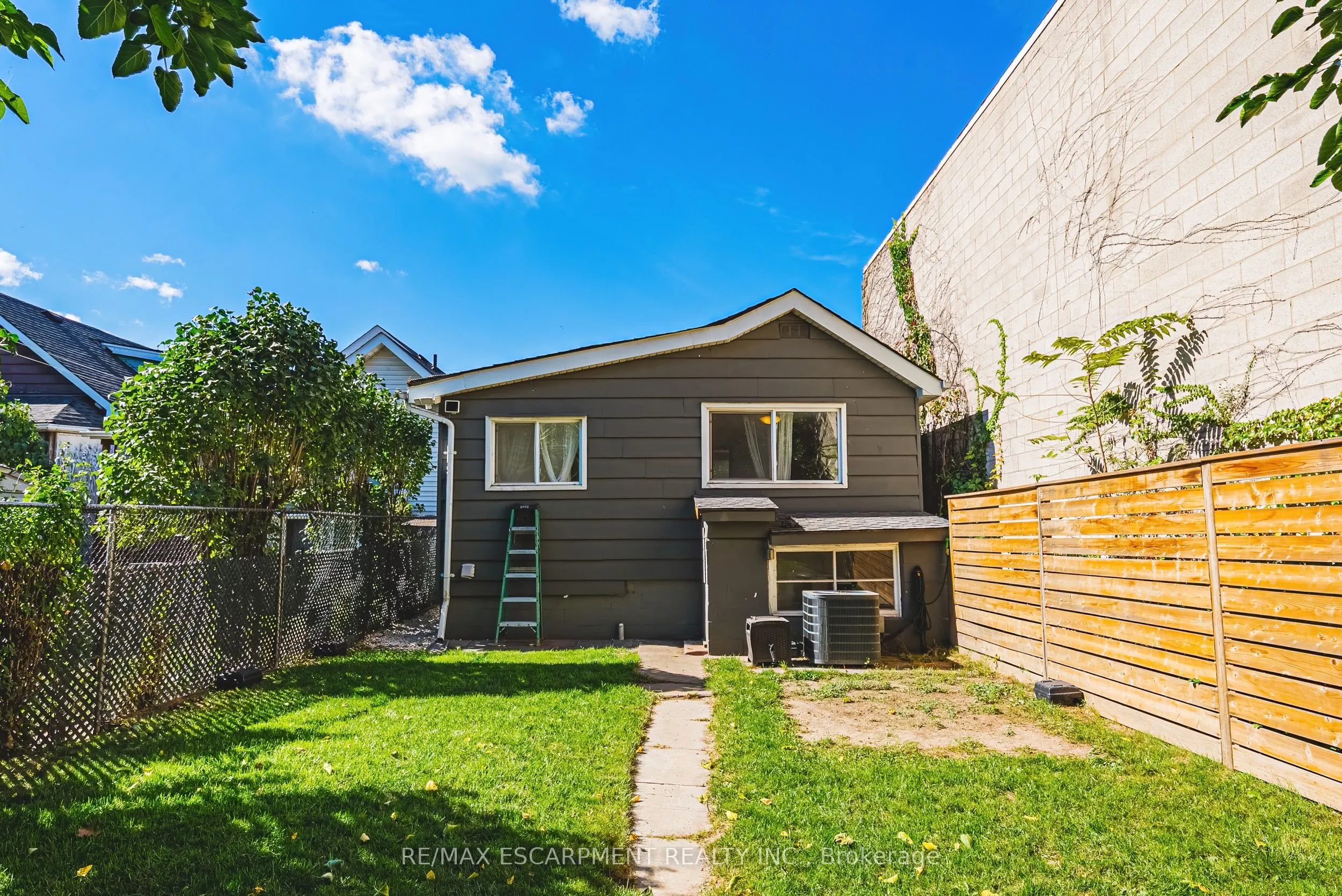 24 Rowanwood Street