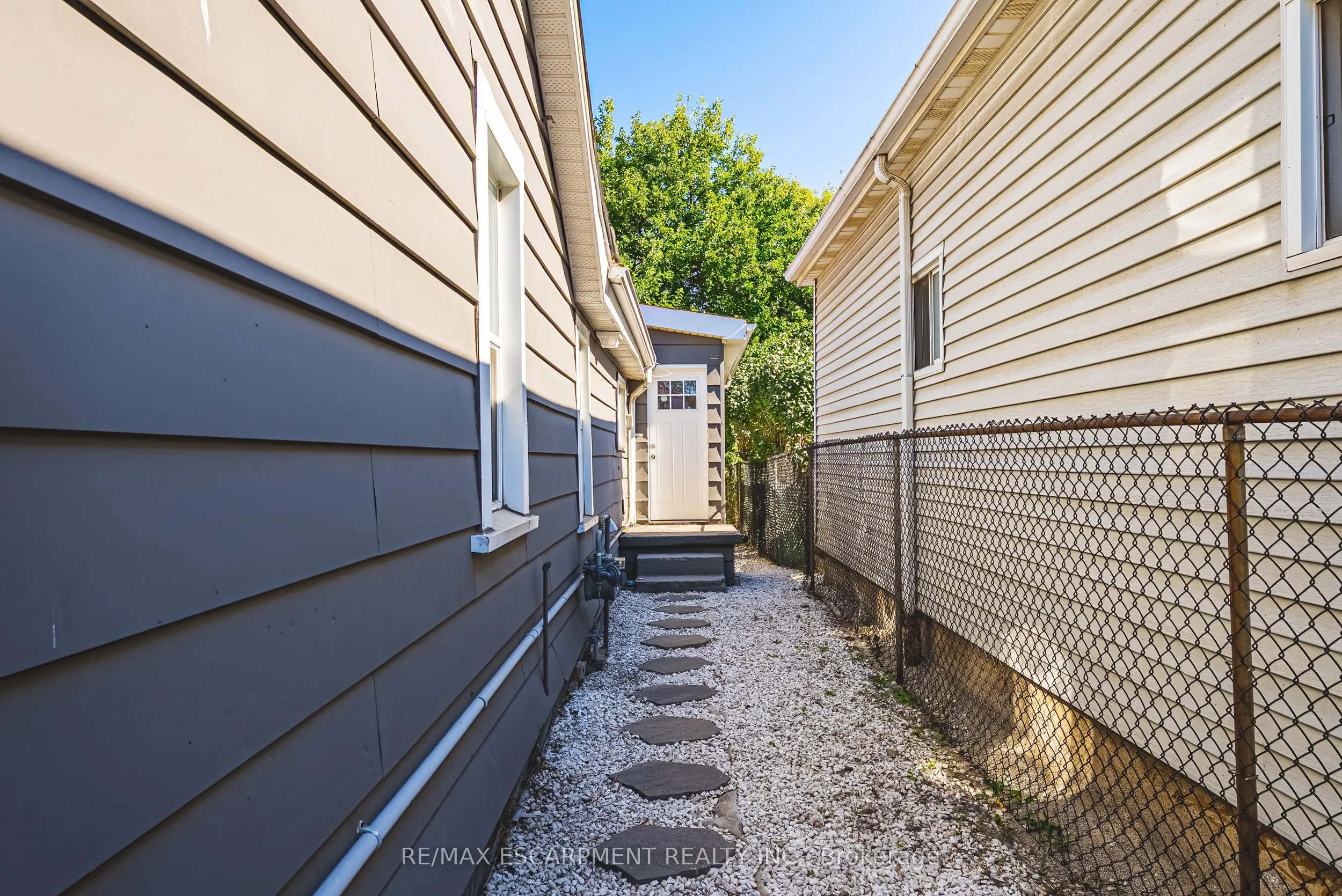 24 Rowanwood Street
