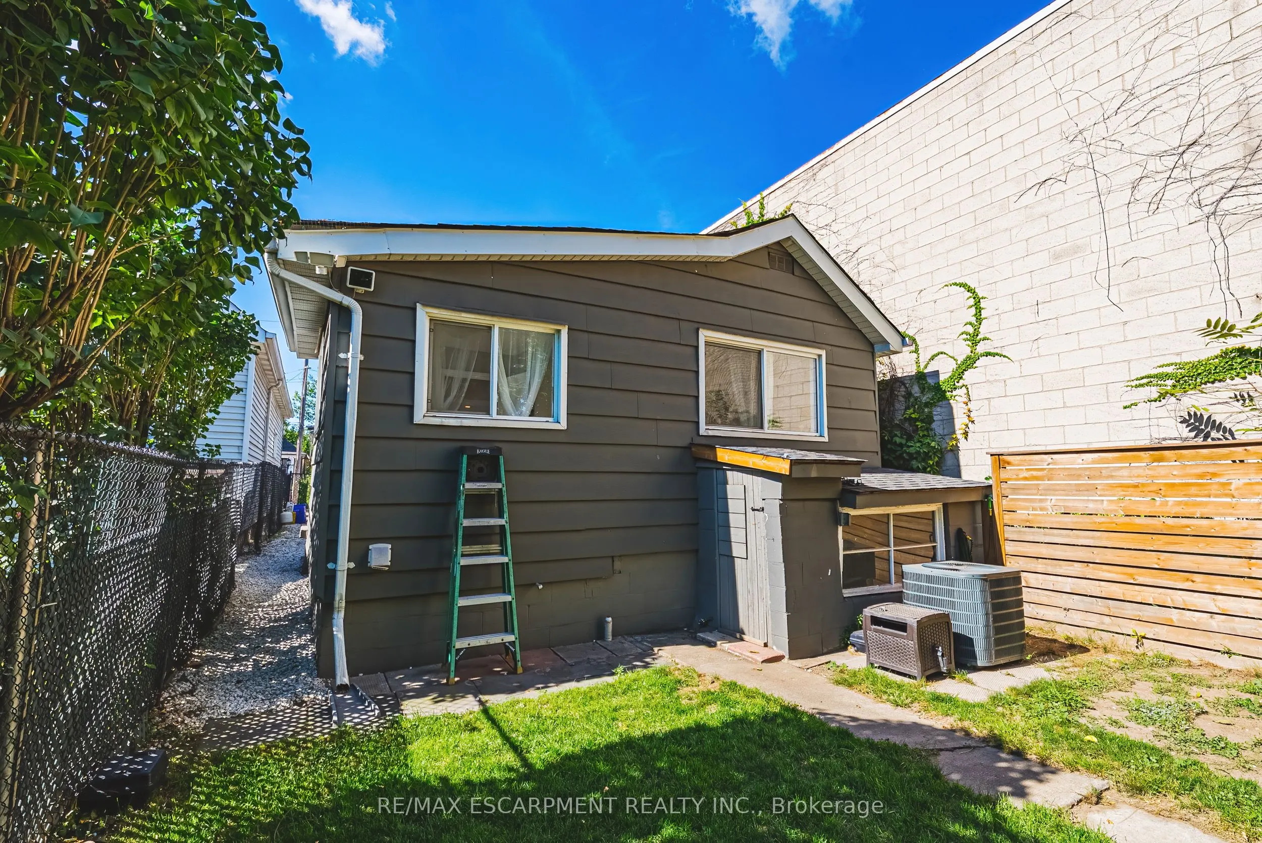 24 Rowanwood Street