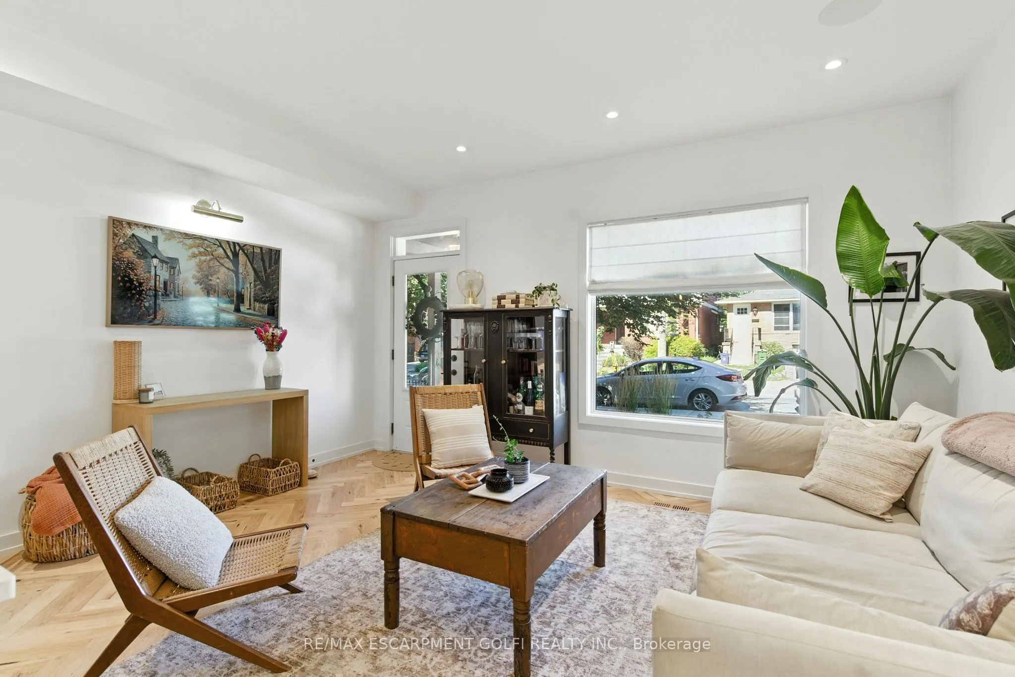 369 Charlton Avenue W