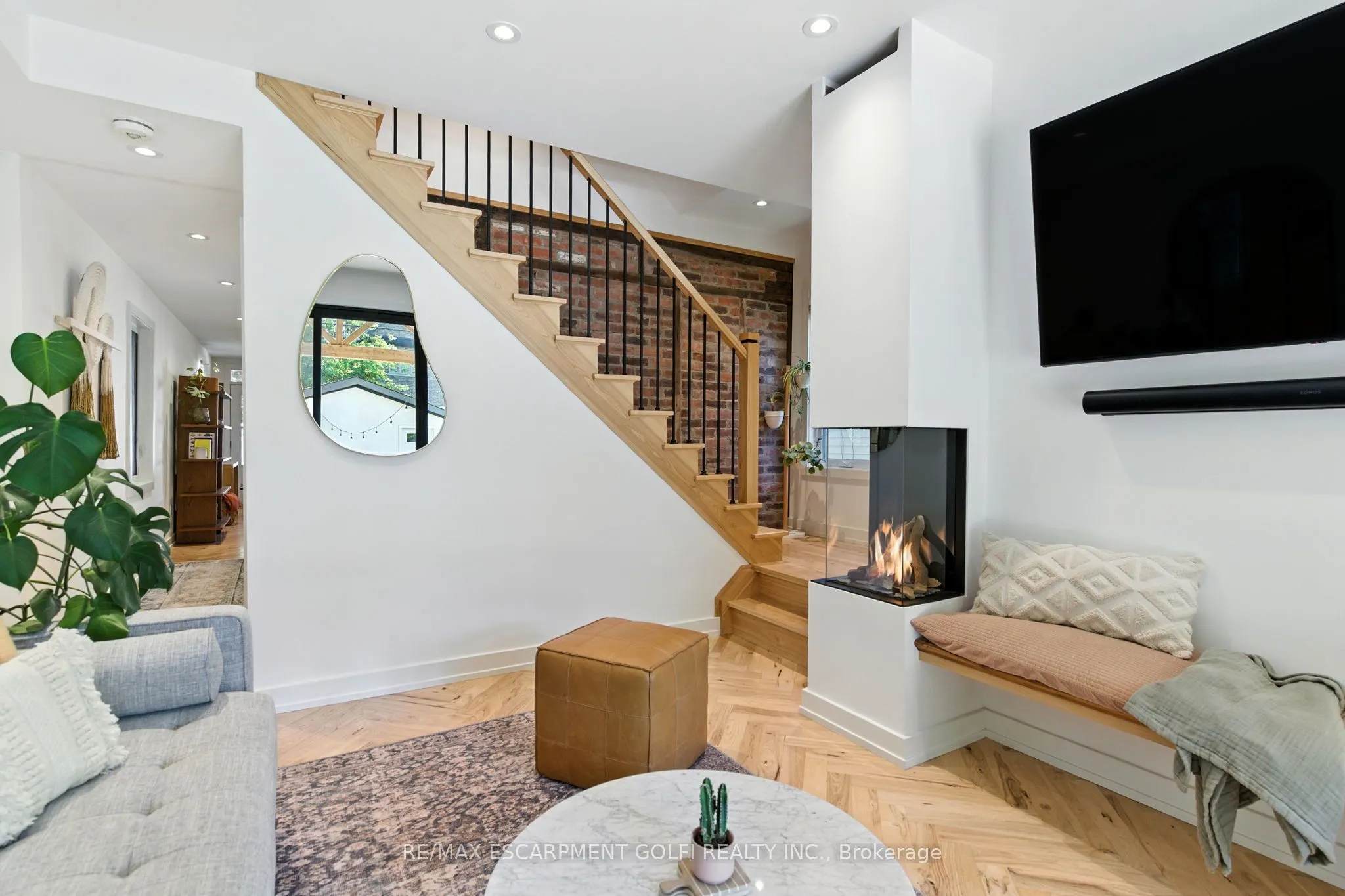 369 Charlton Avenue W