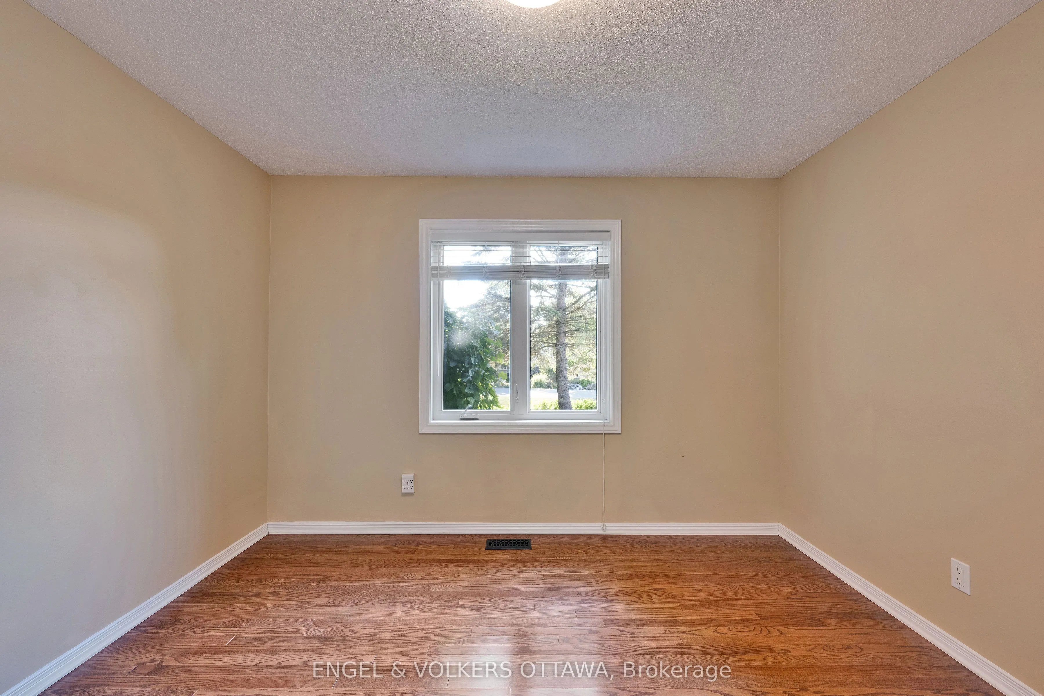 5233 Mclean Crescent
