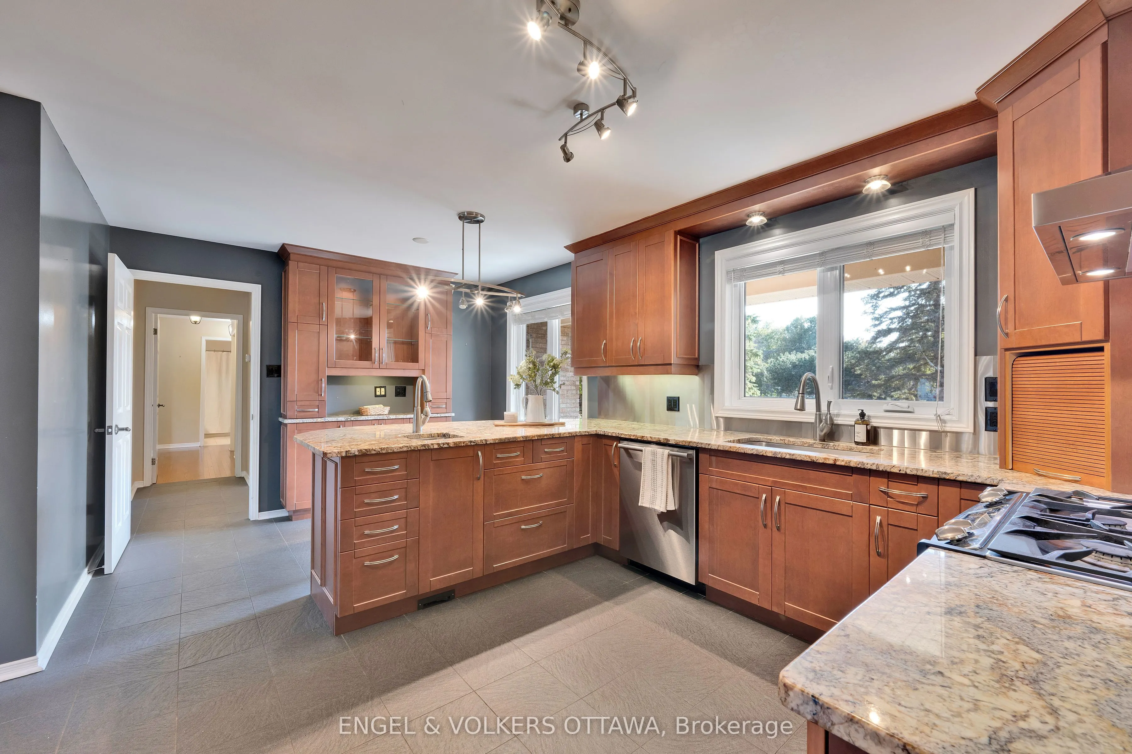 5233 Mclean Crescent