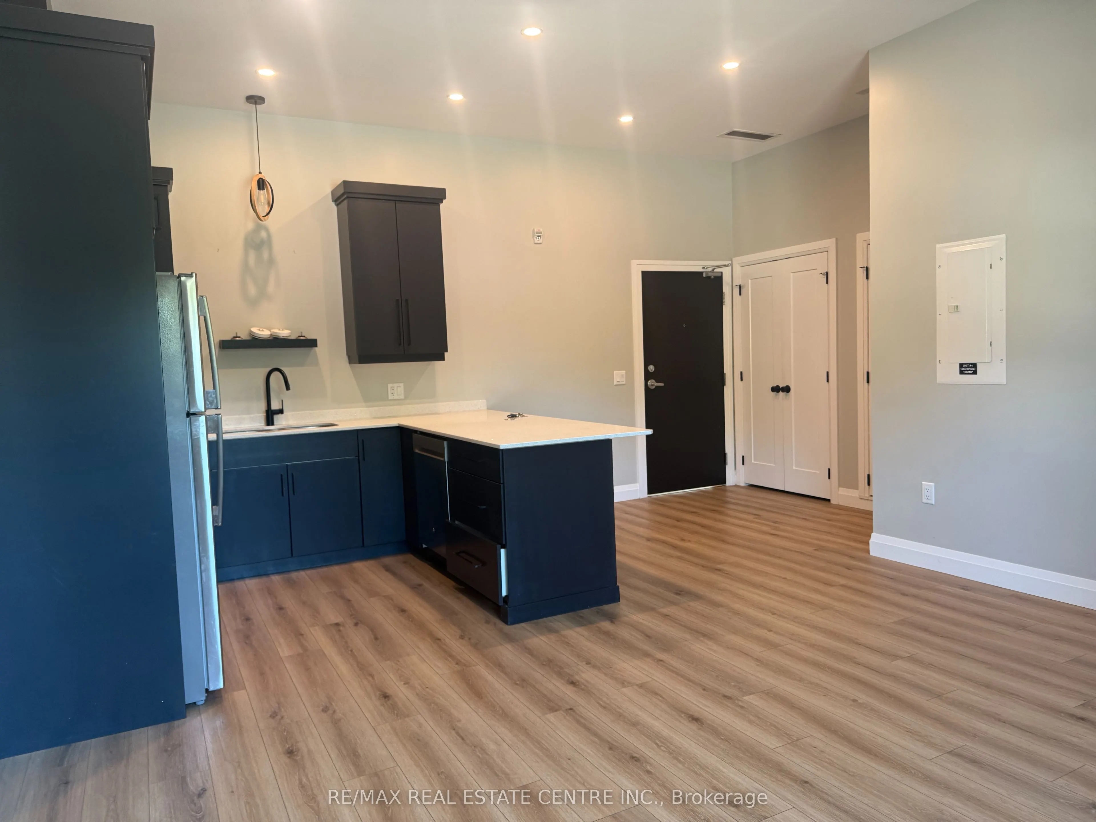 8 Main Street, #4