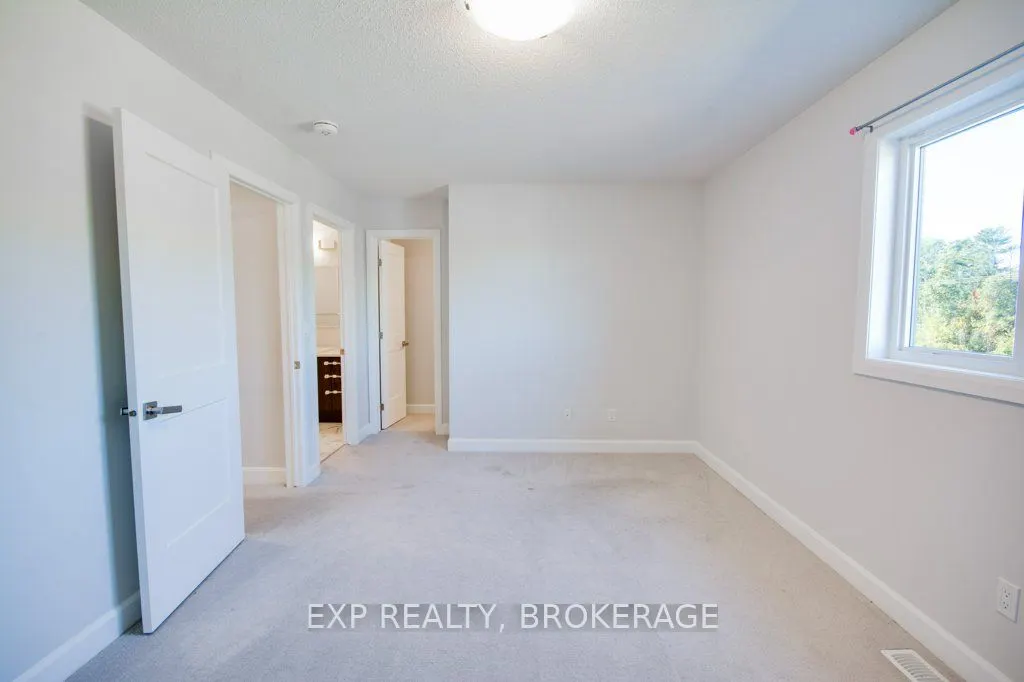 1261 Max Crescent