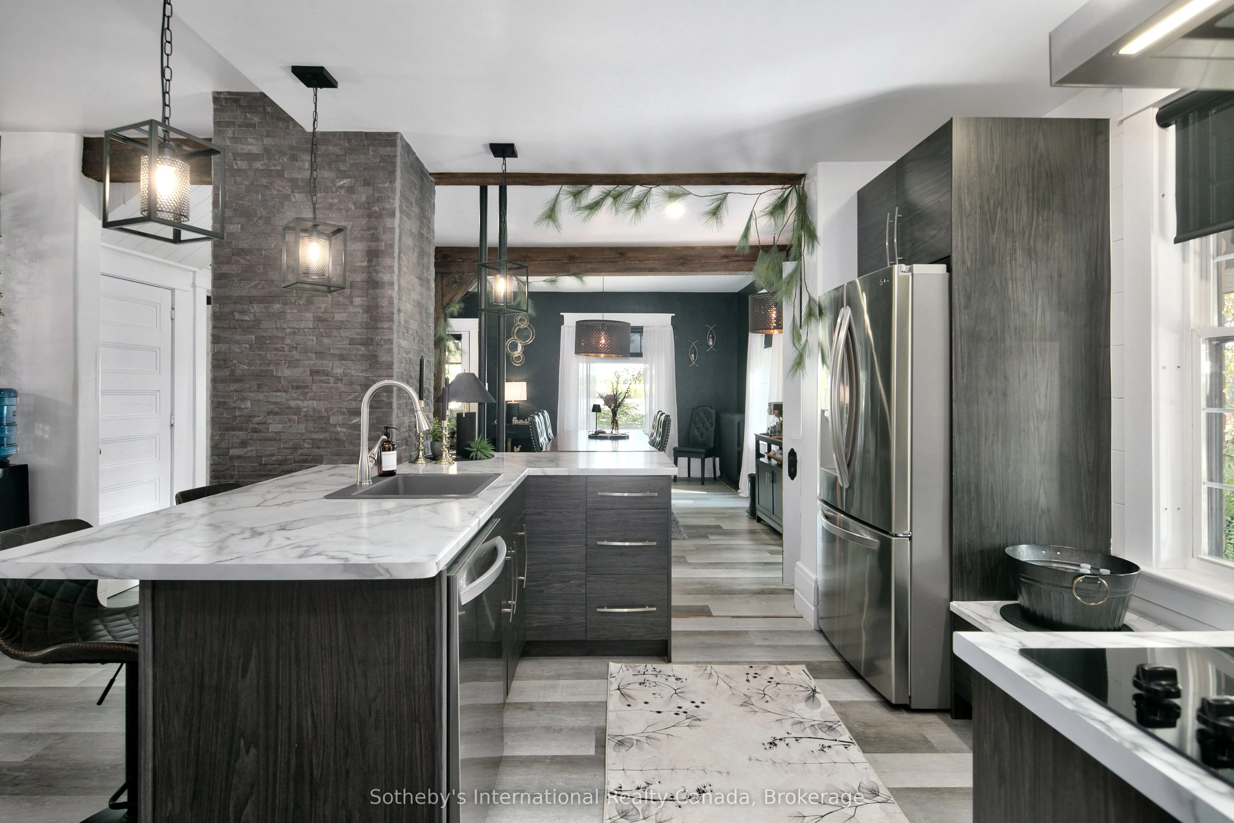 137840 GREY 12 Road