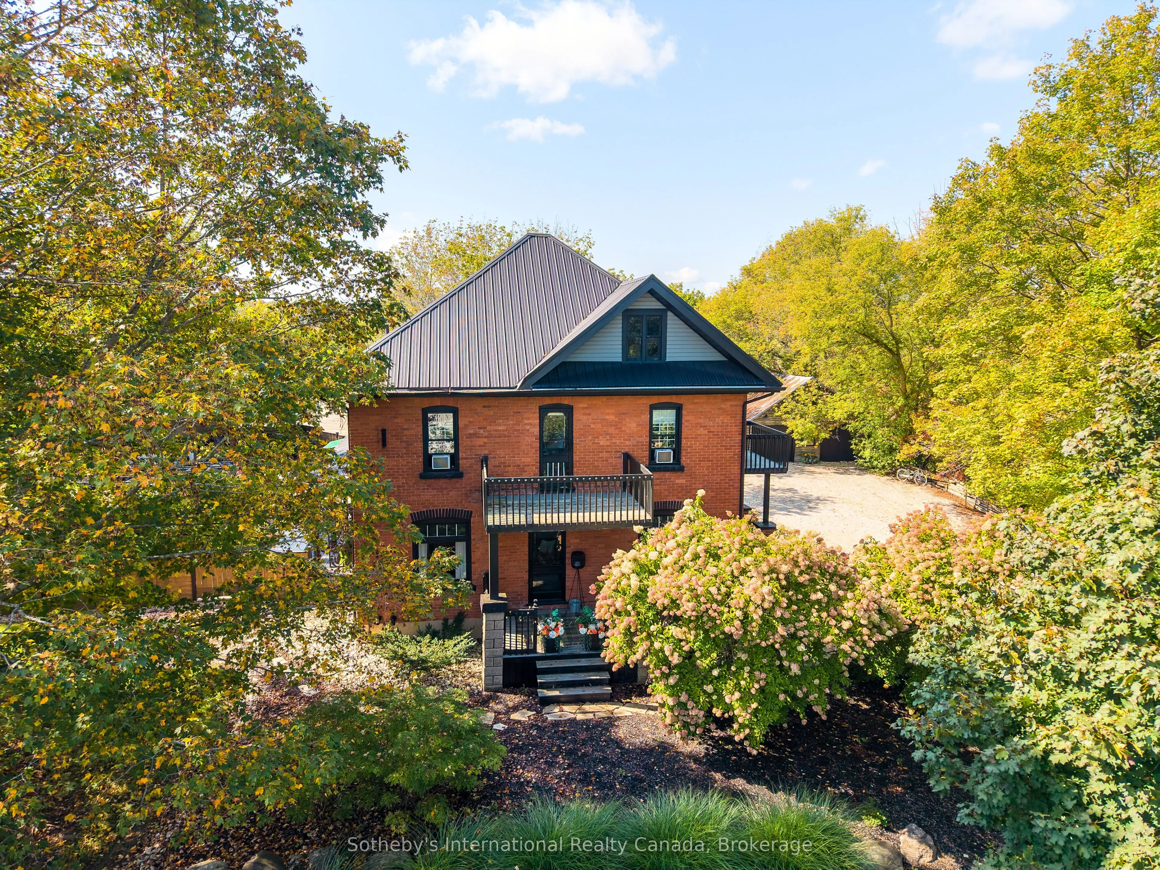 137840 GREY 12 Road