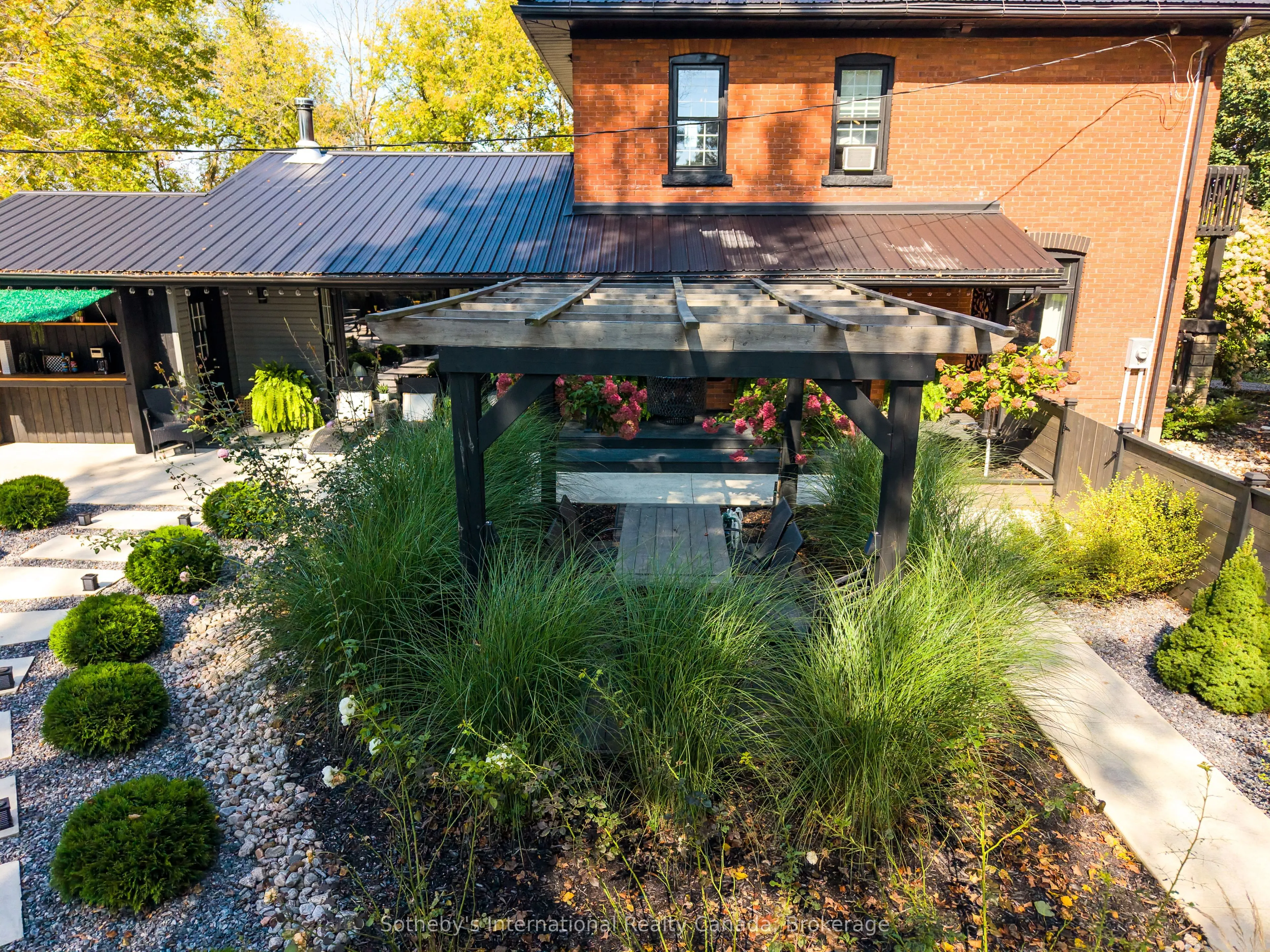 137840 GREY 12 Road