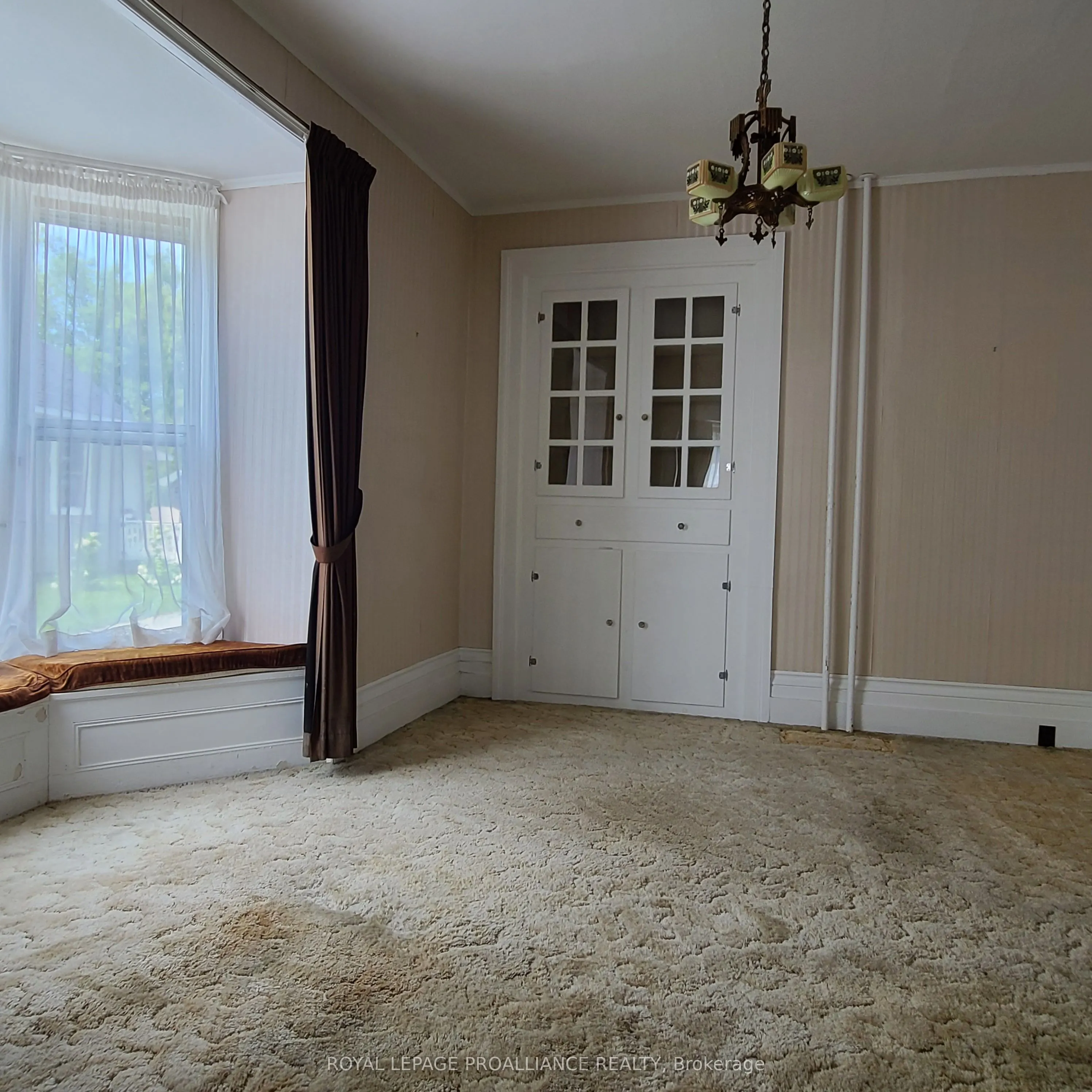 634 Henry Street W