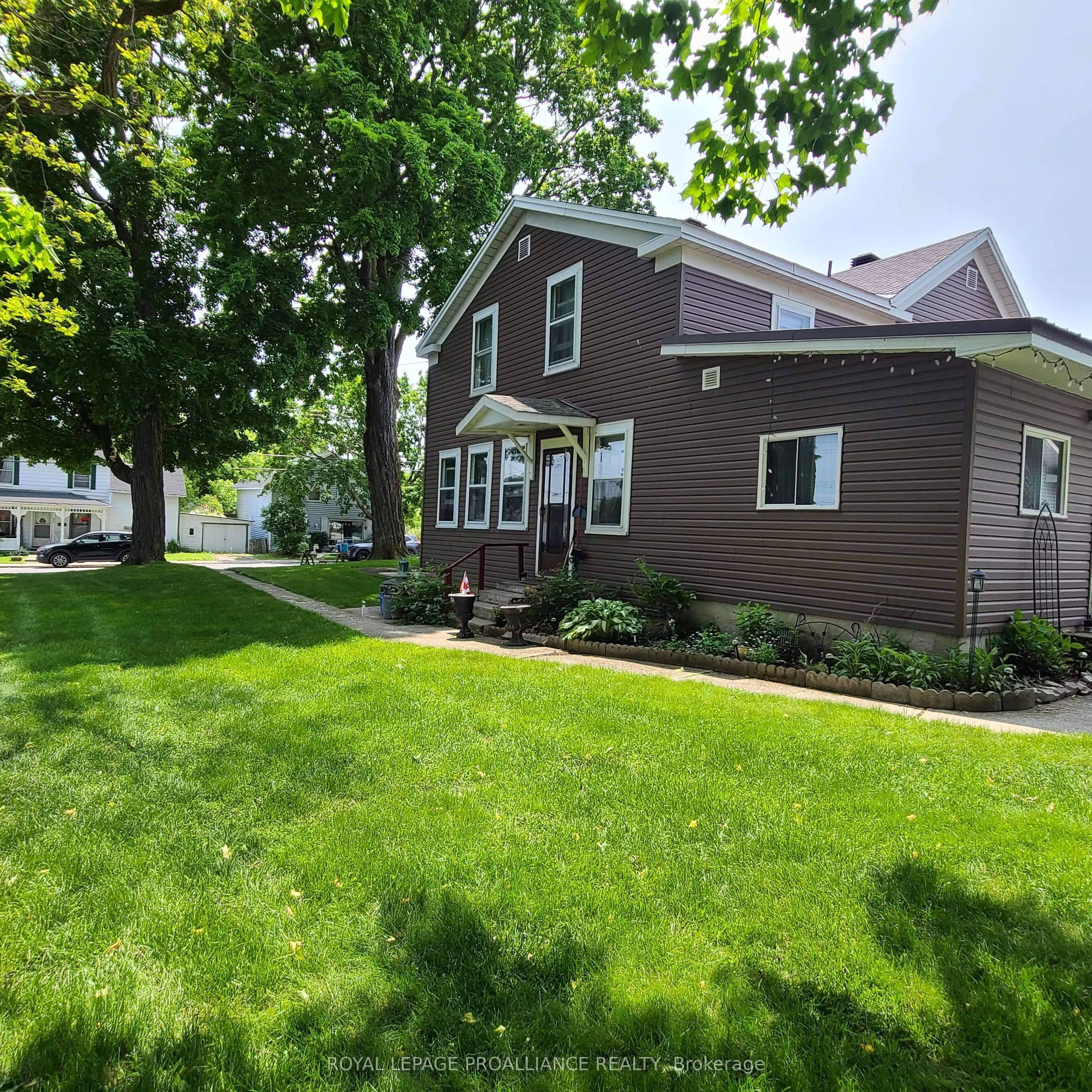 634 Henry Street W