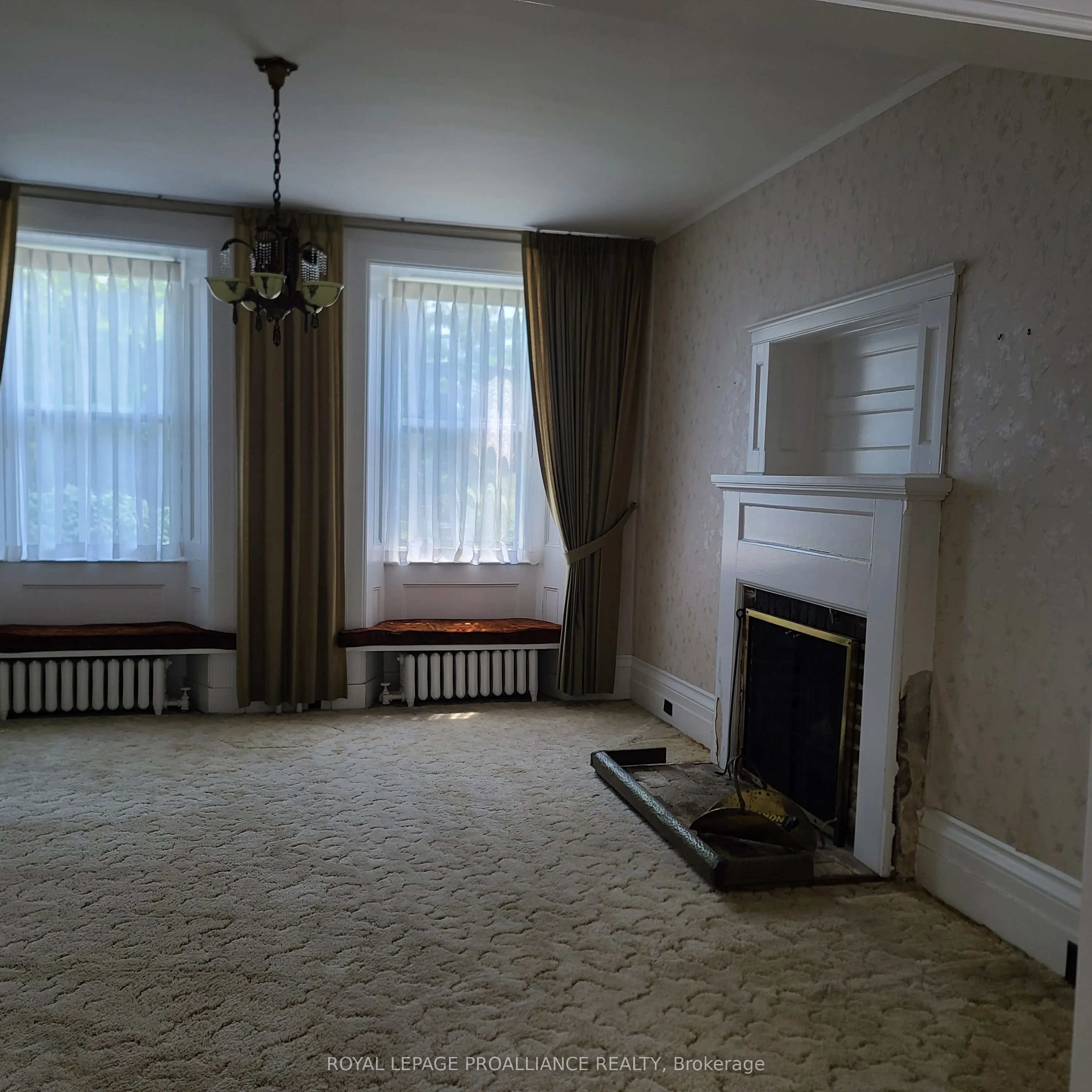 634 Henry Street W