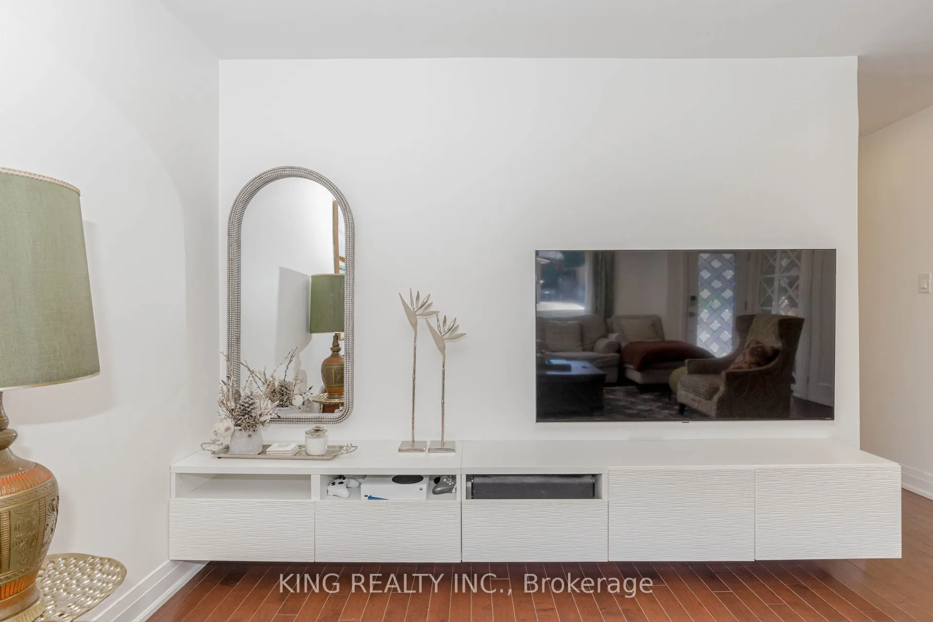 28 AINSLIE Avenue