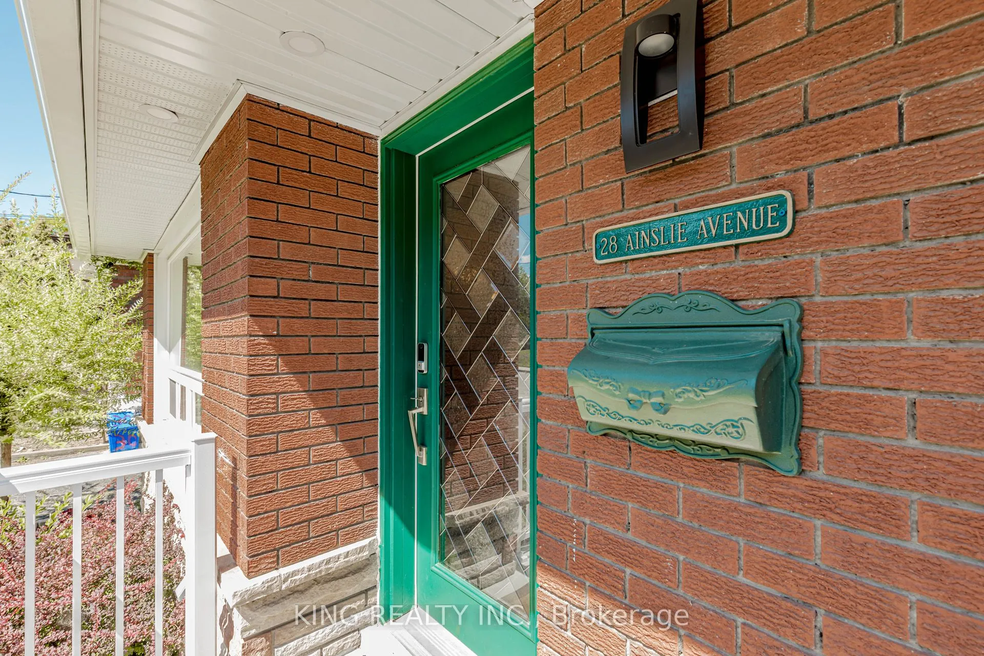 28 AINSLIE Avenue