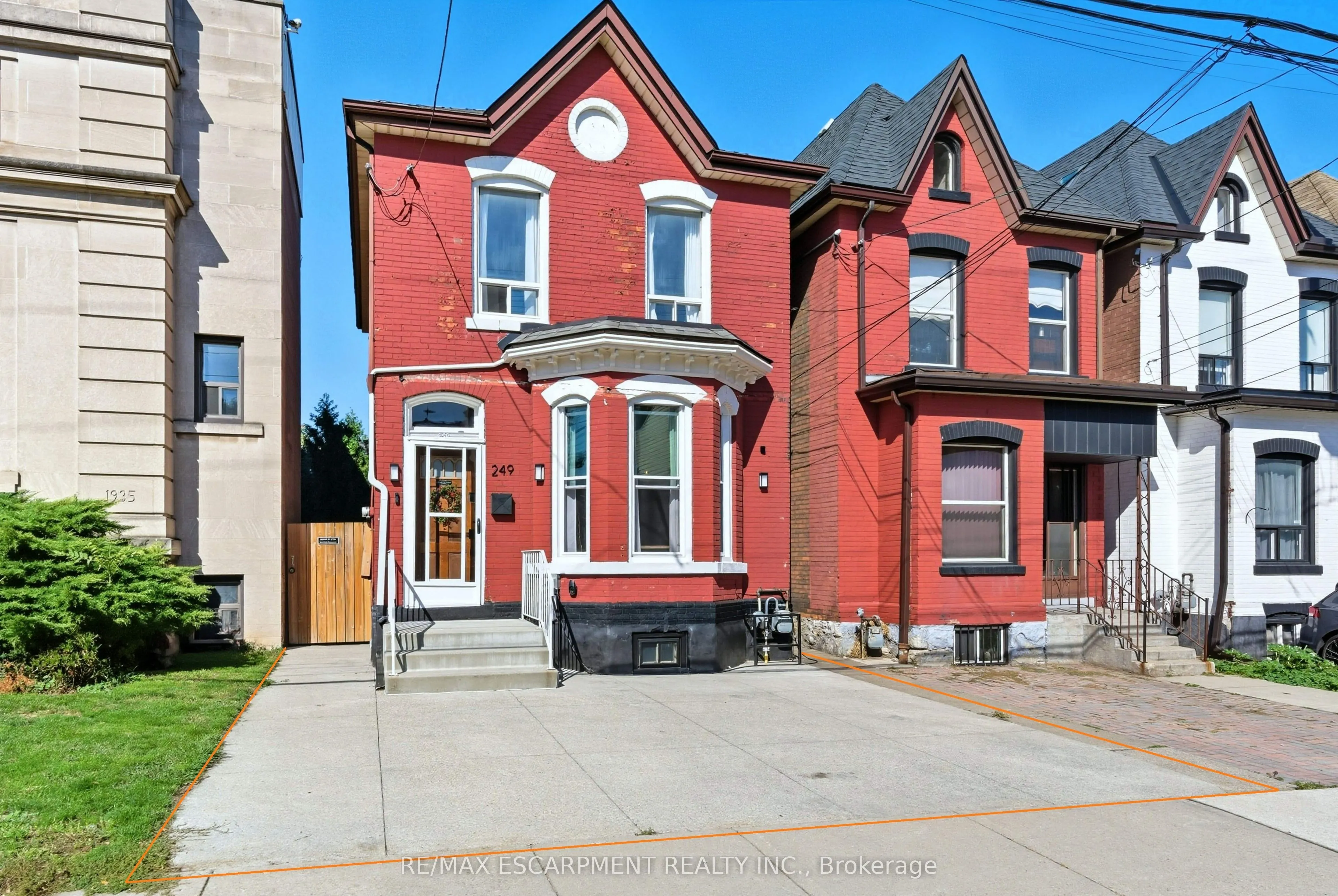 249 Bay Street N