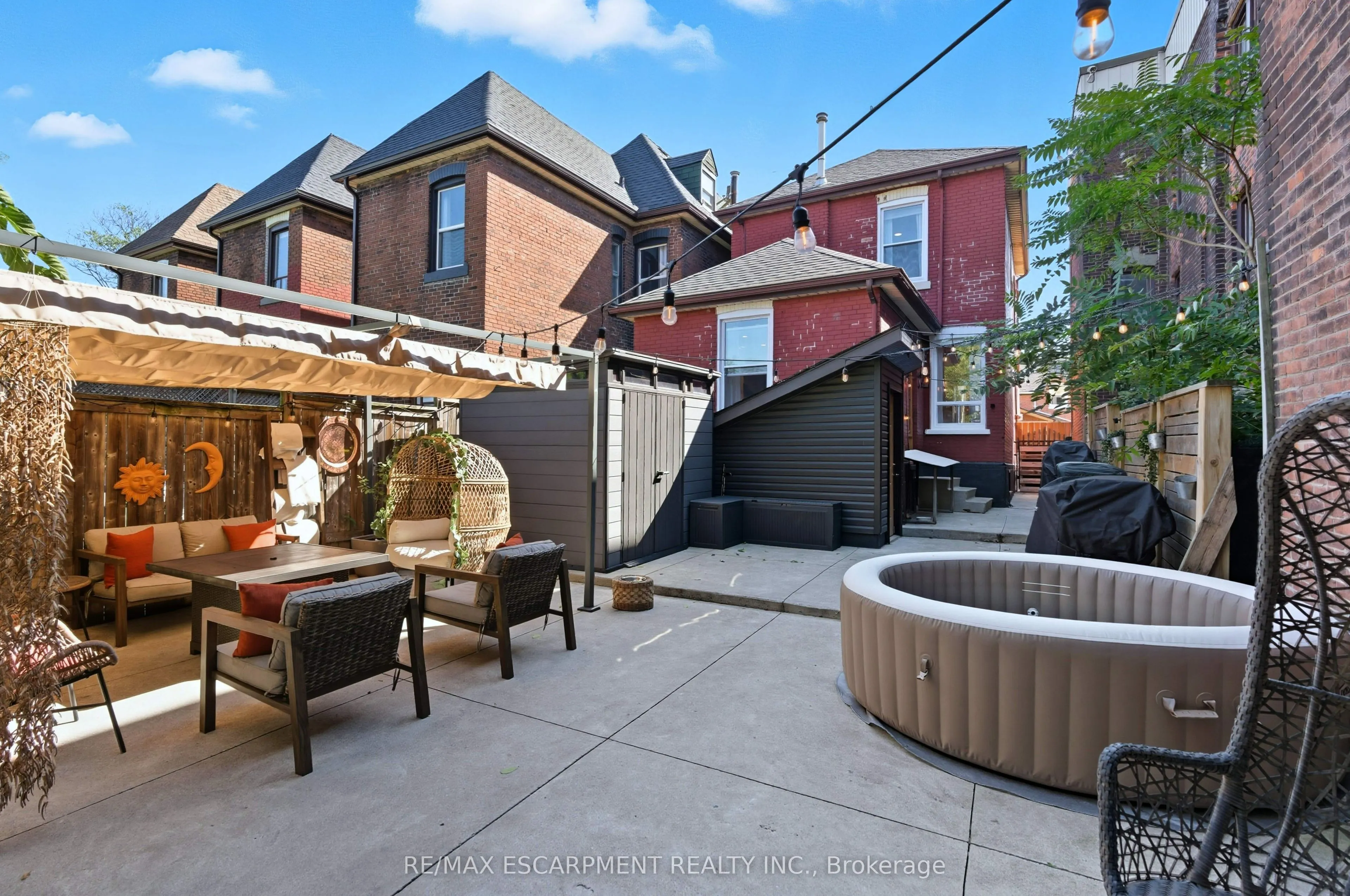 249 Bay Street N