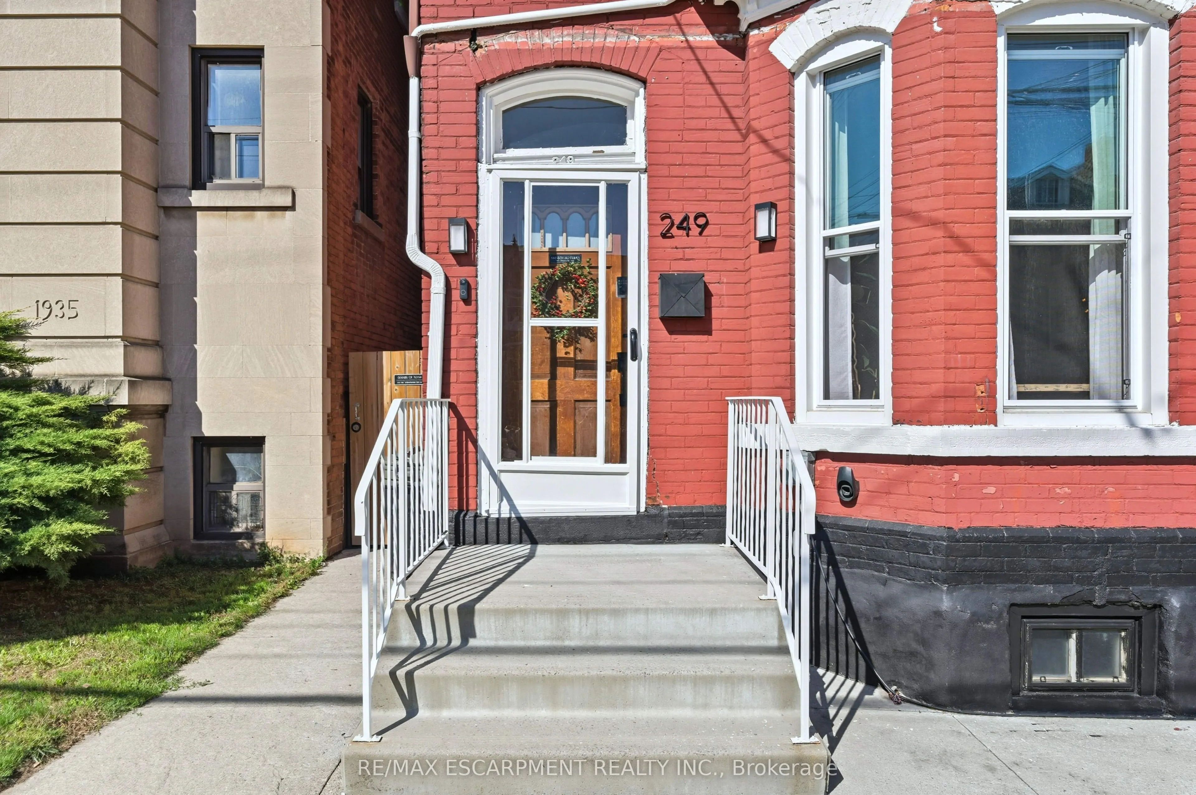 249 Bay Street N