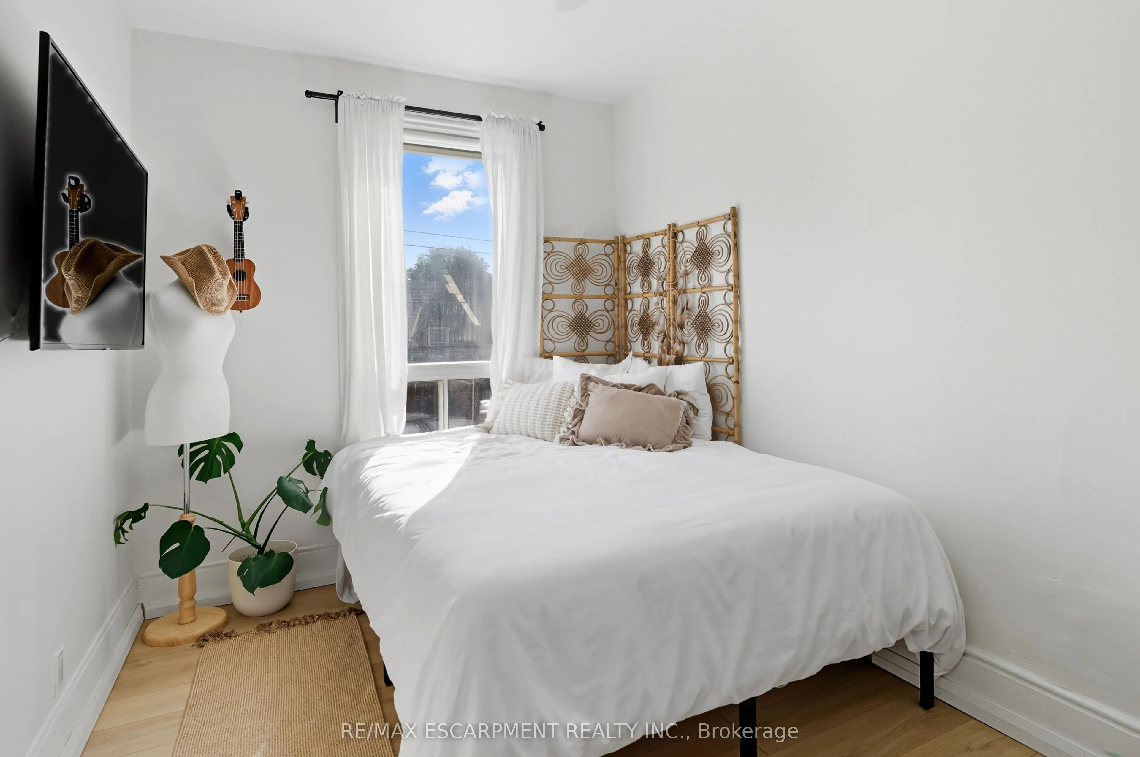 249 Bay Street N