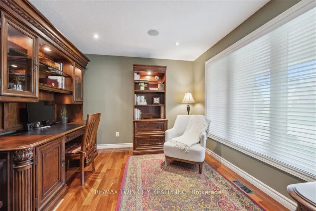 572 Falconridge Crescent