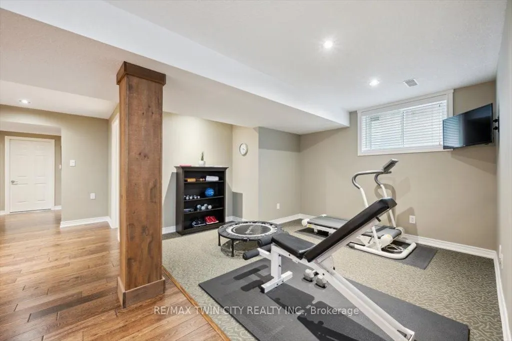 572 Falconridge Crescent