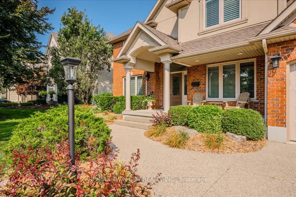 572 Falconridge Crescent