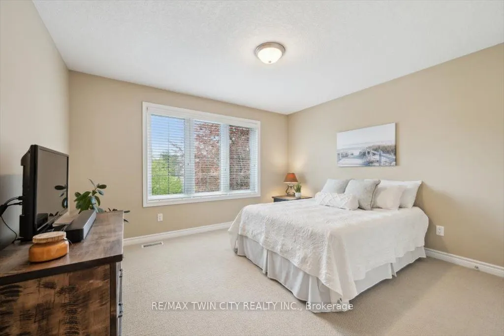 572 Falconridge Crescent