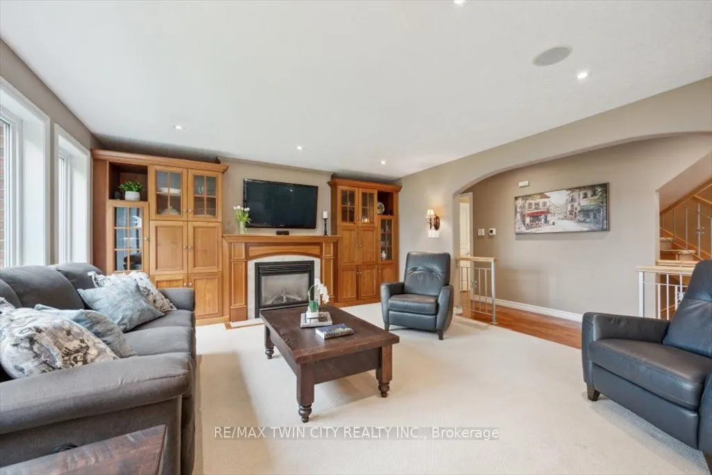 572 Falconridge Crescent