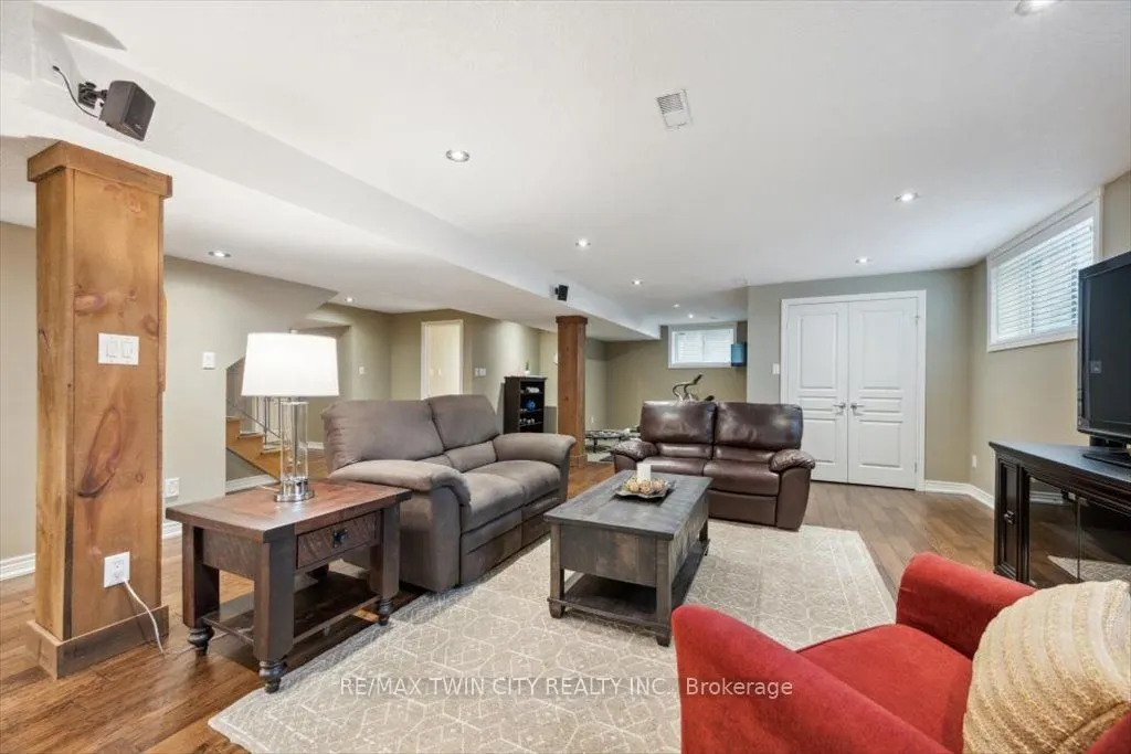 572 Falconridge Crescent