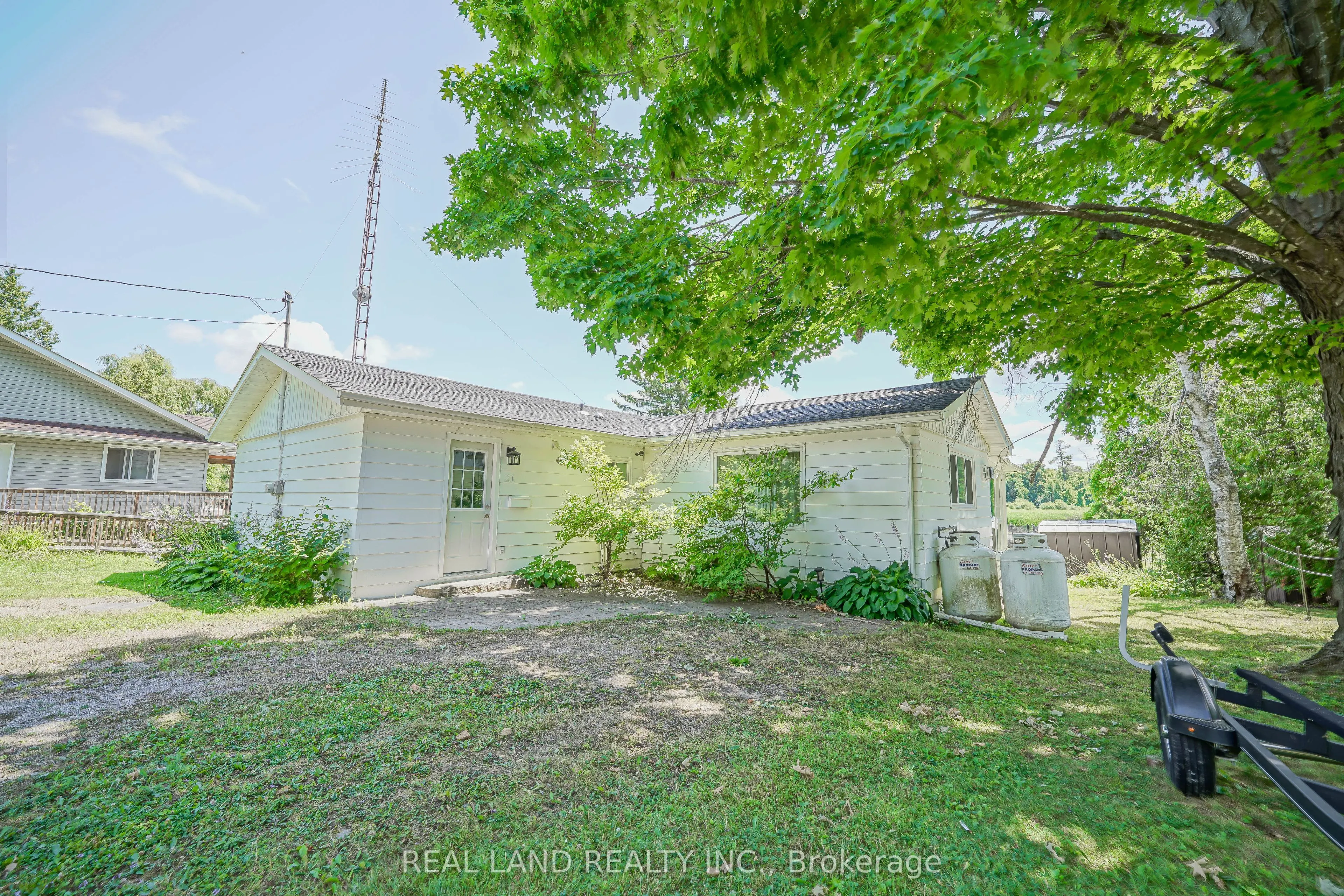 21 Marilyn Crescent