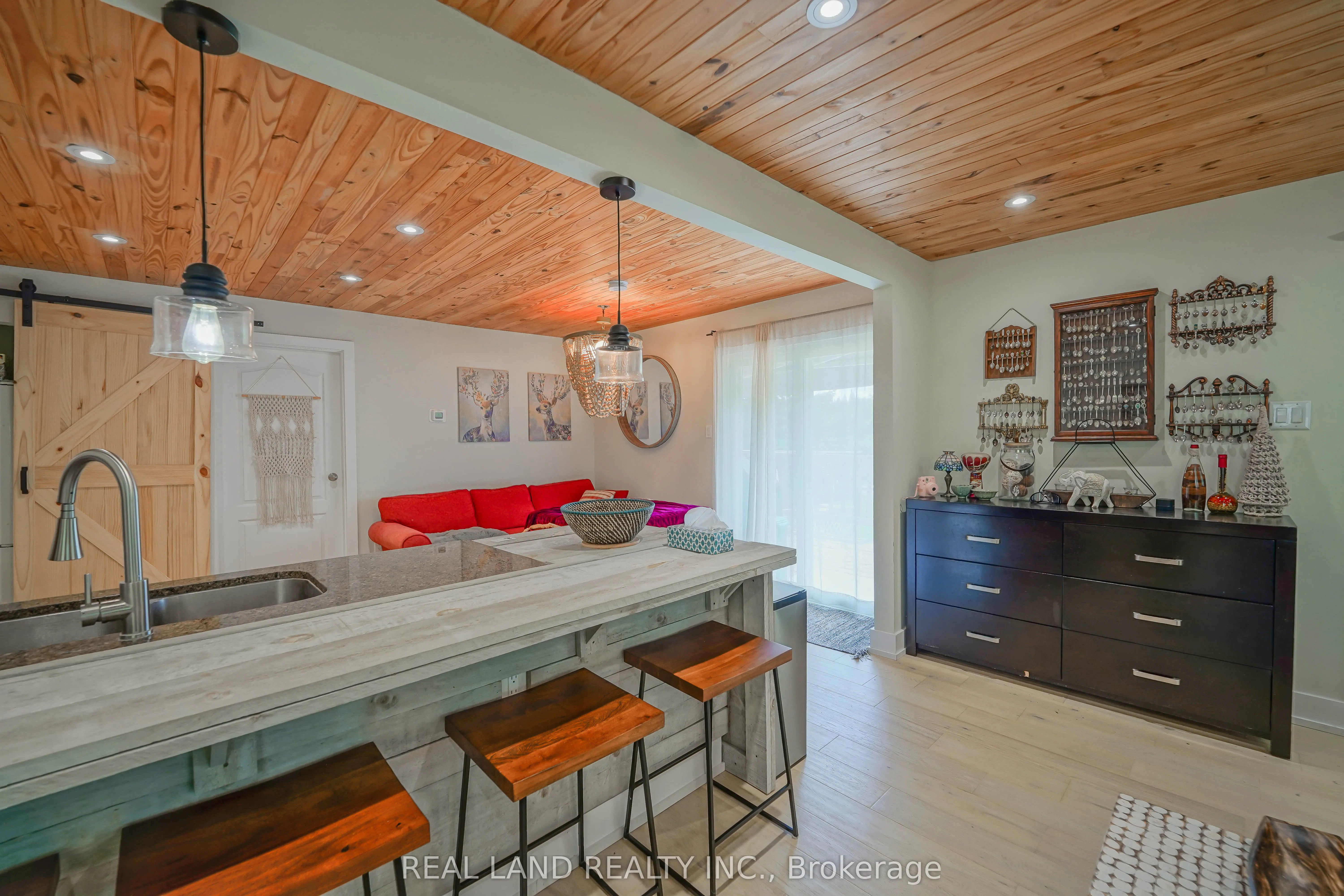 21 Marilyn Crescent