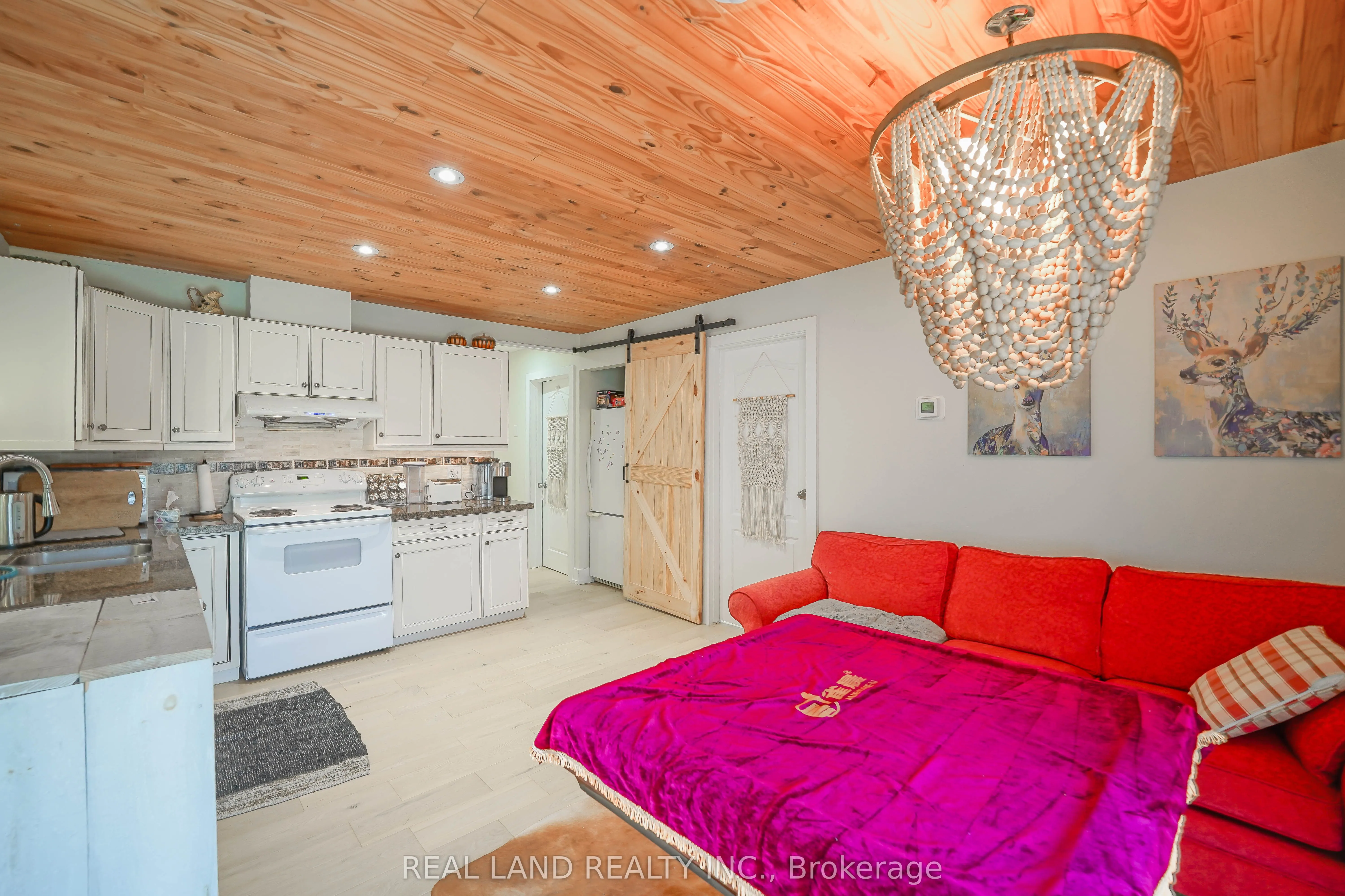 21 Marilyn Crescent