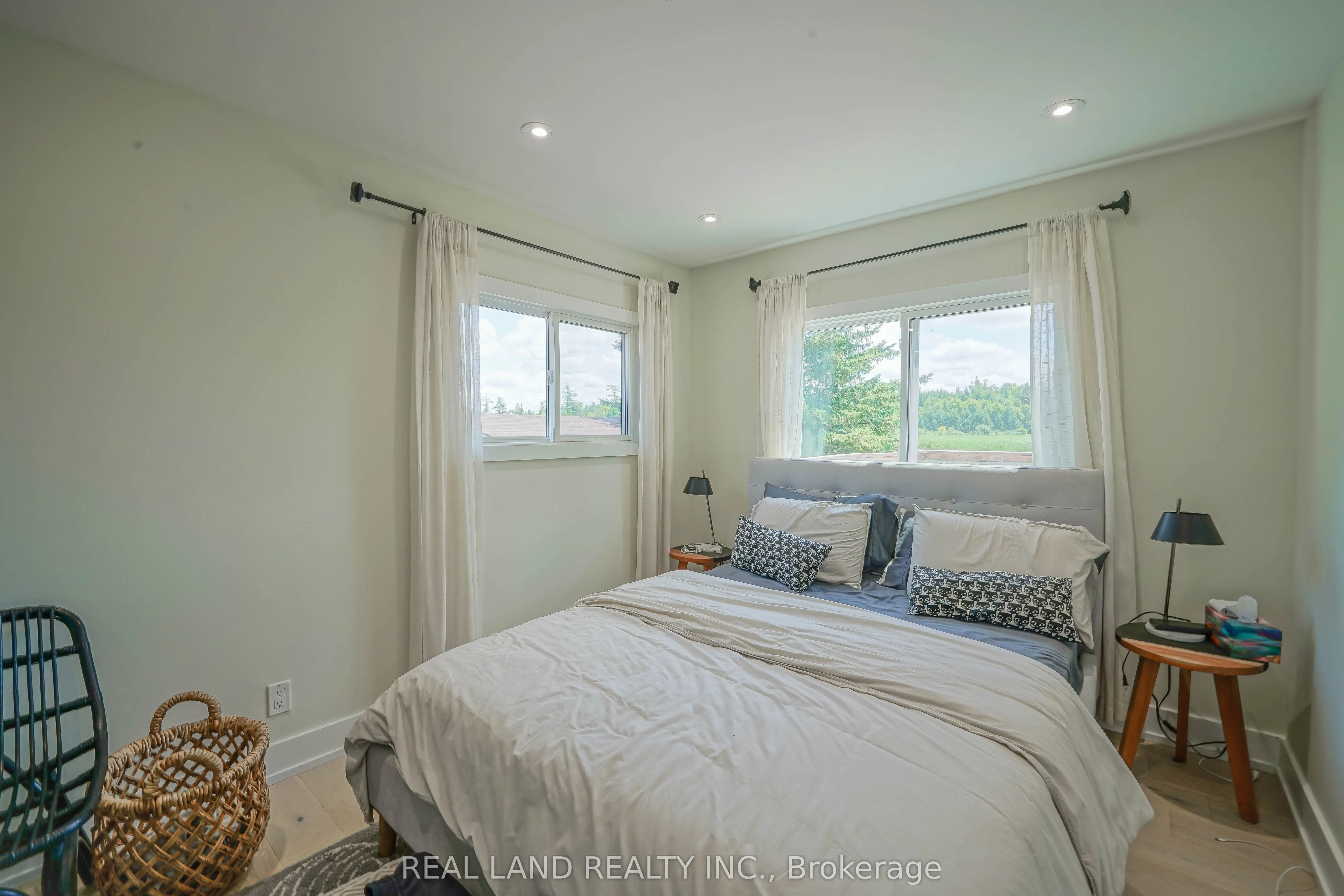 21 Marilyn Crescent