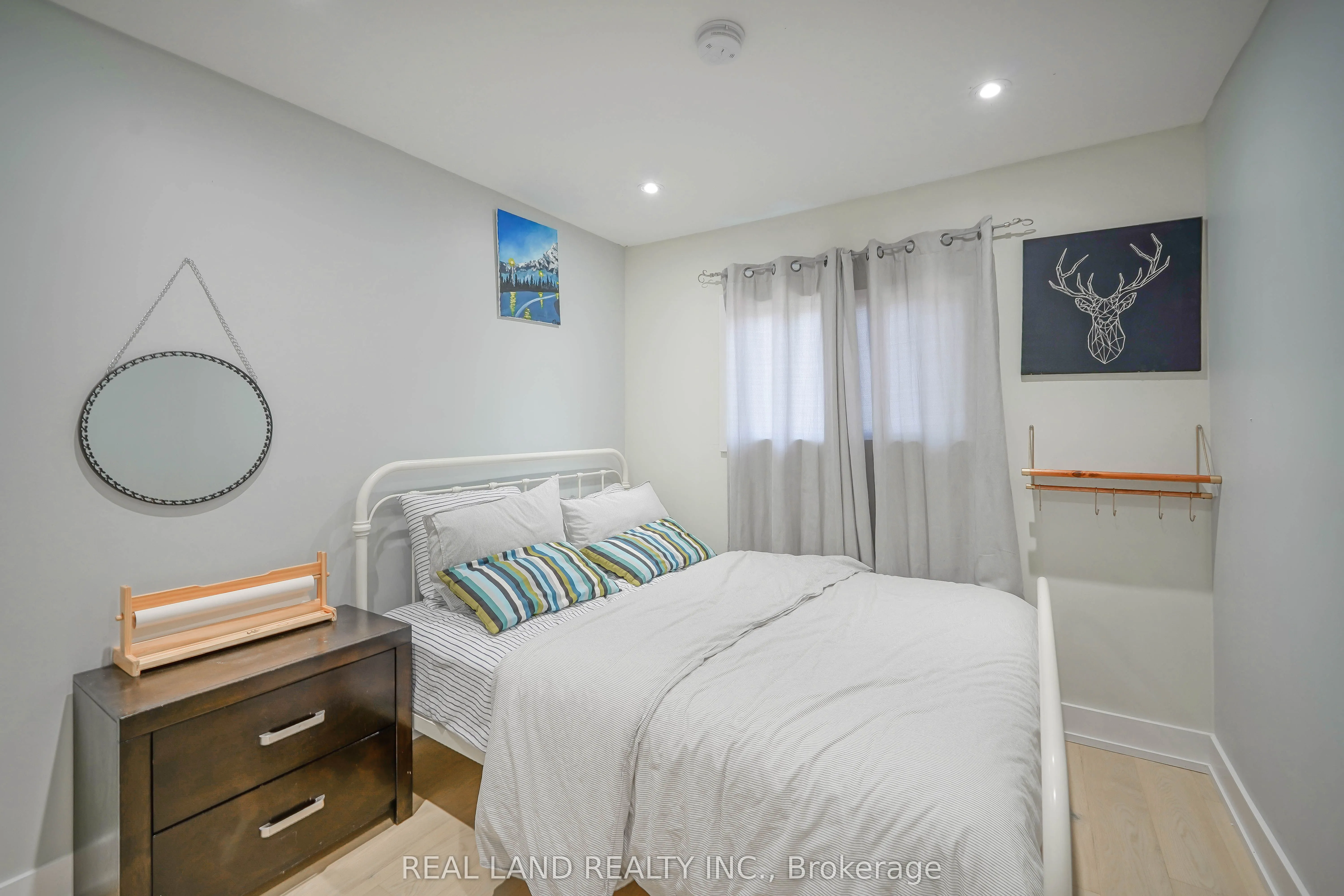 21 Marilyn Crescent