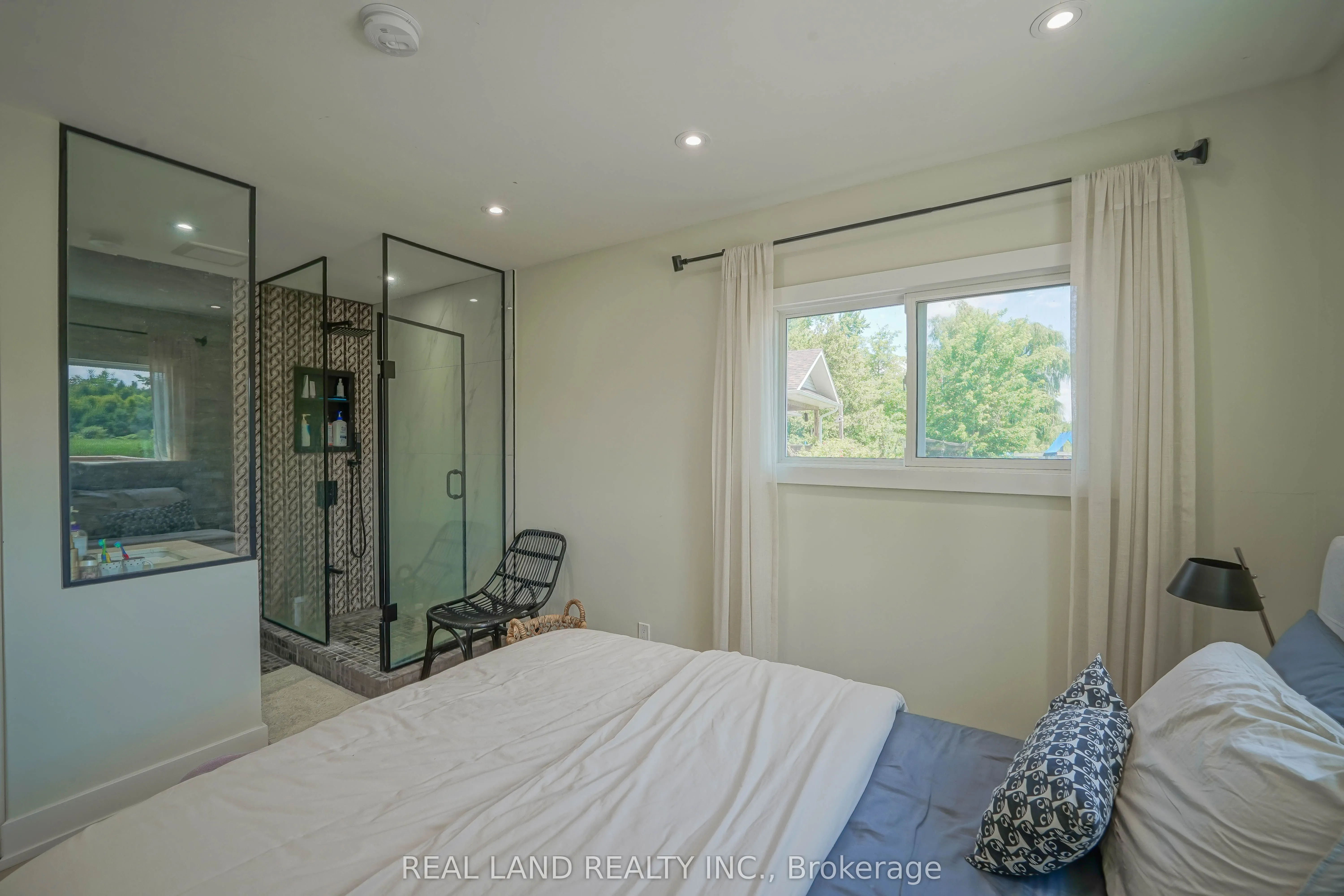 21 Marilyn Crescent