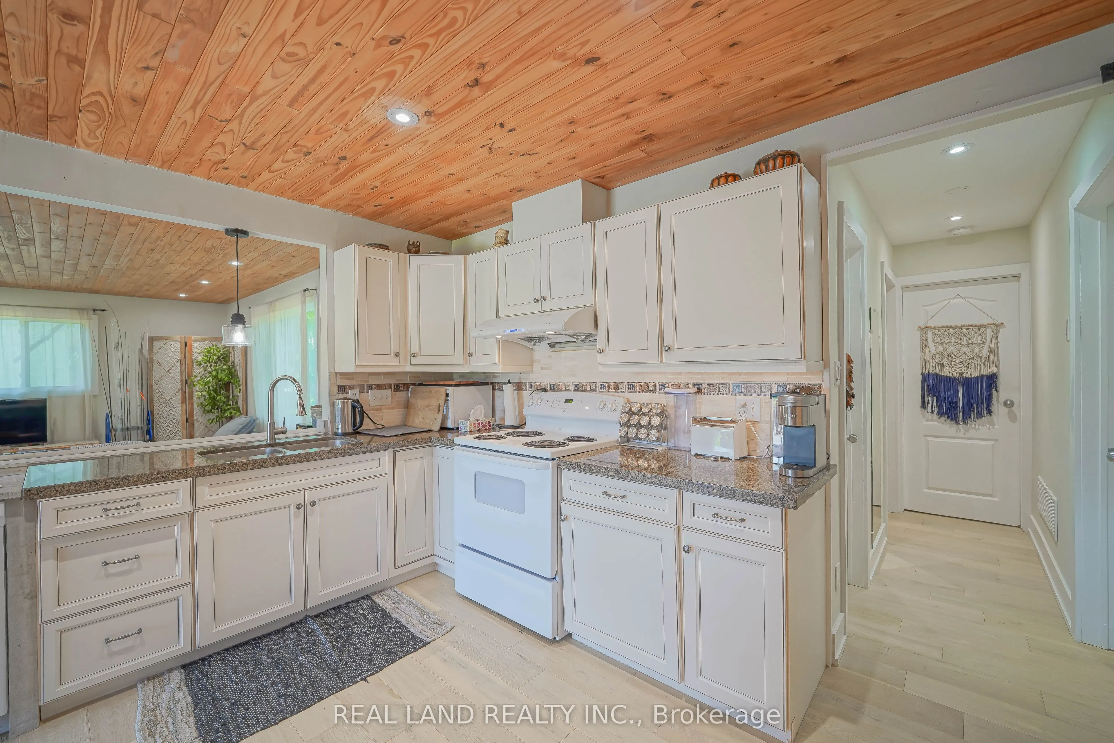 21 Marilyn Crescent