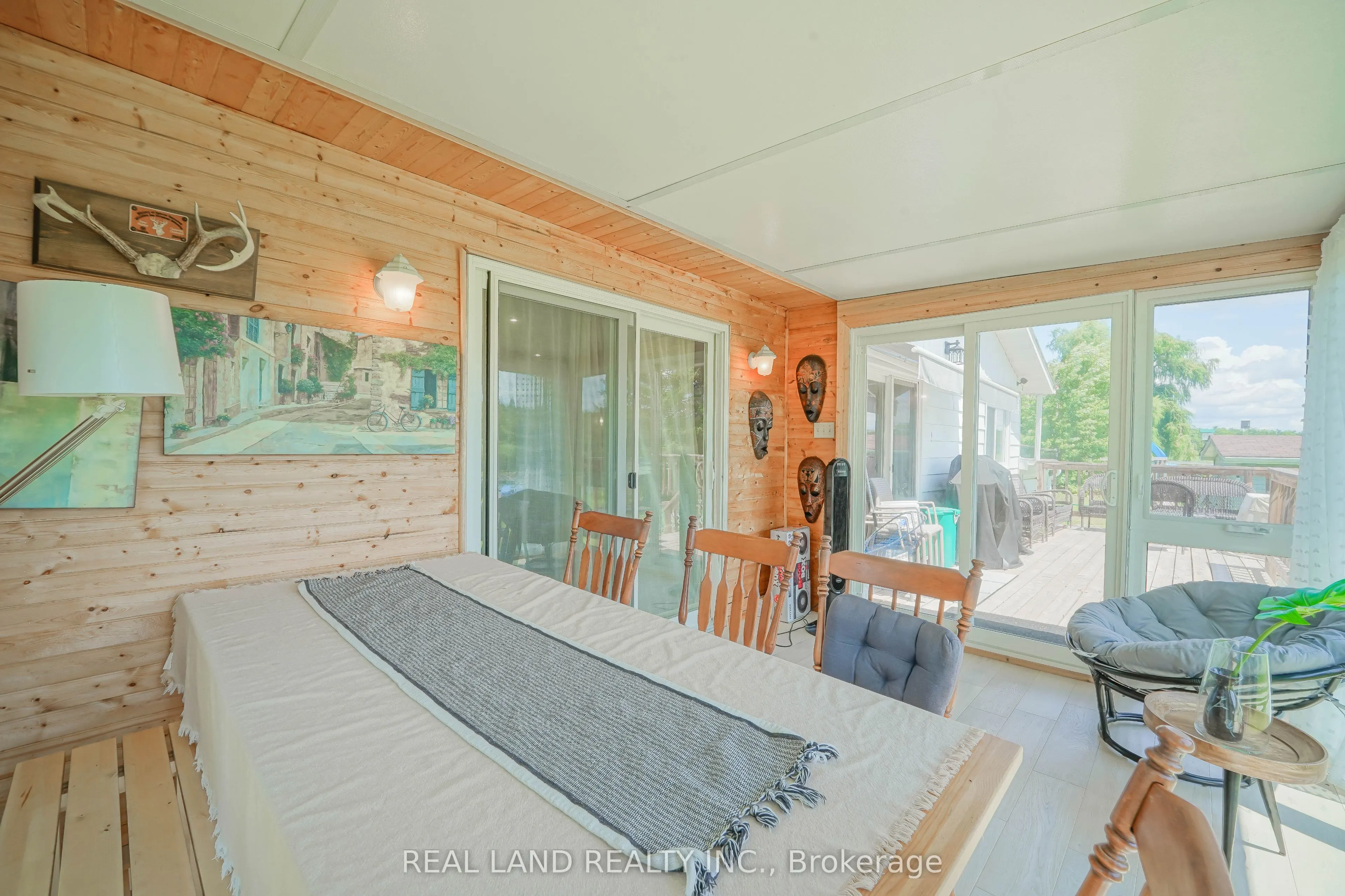 21 Marilyn Crescent