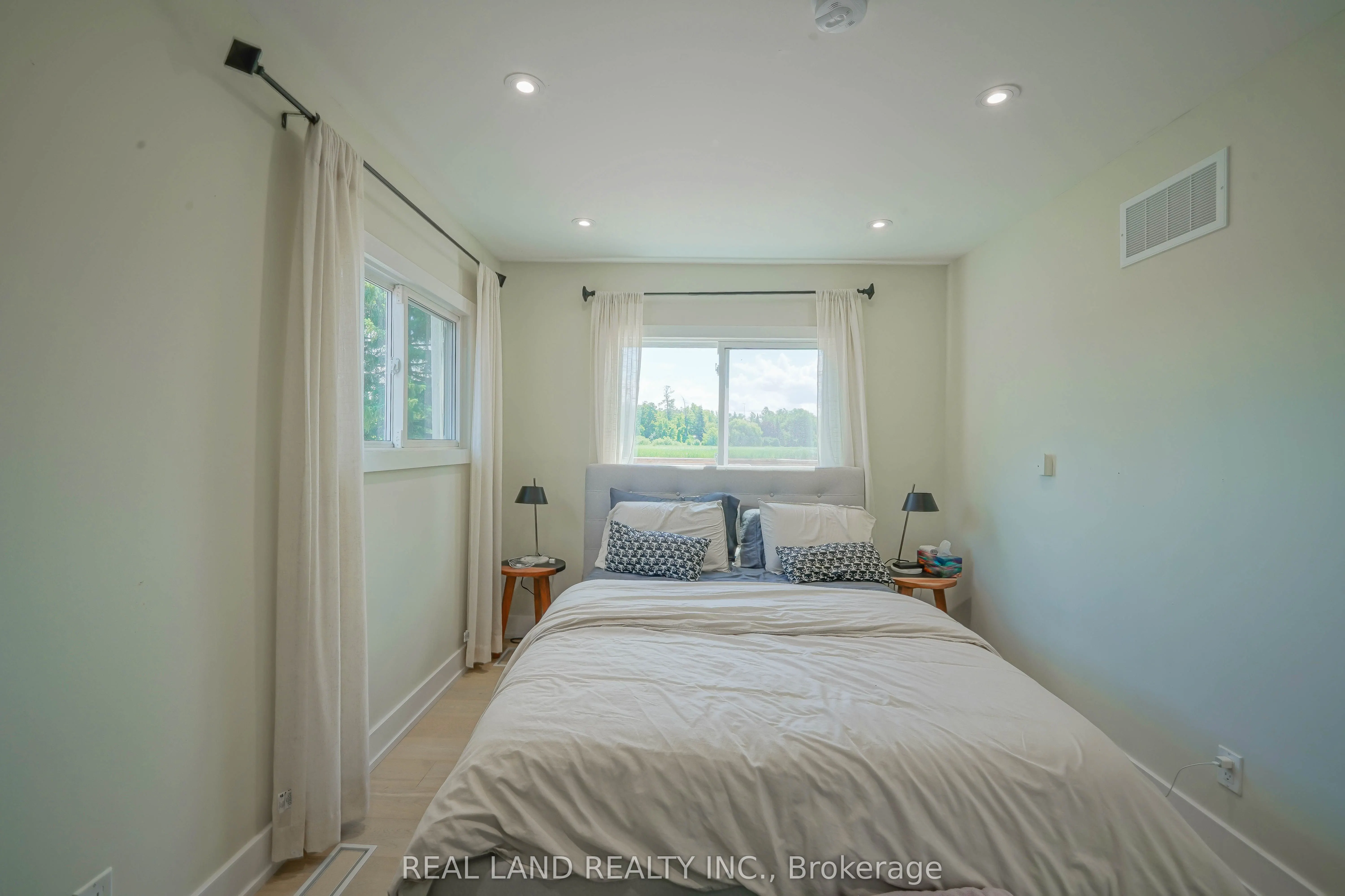 21 Marilyn Crescent