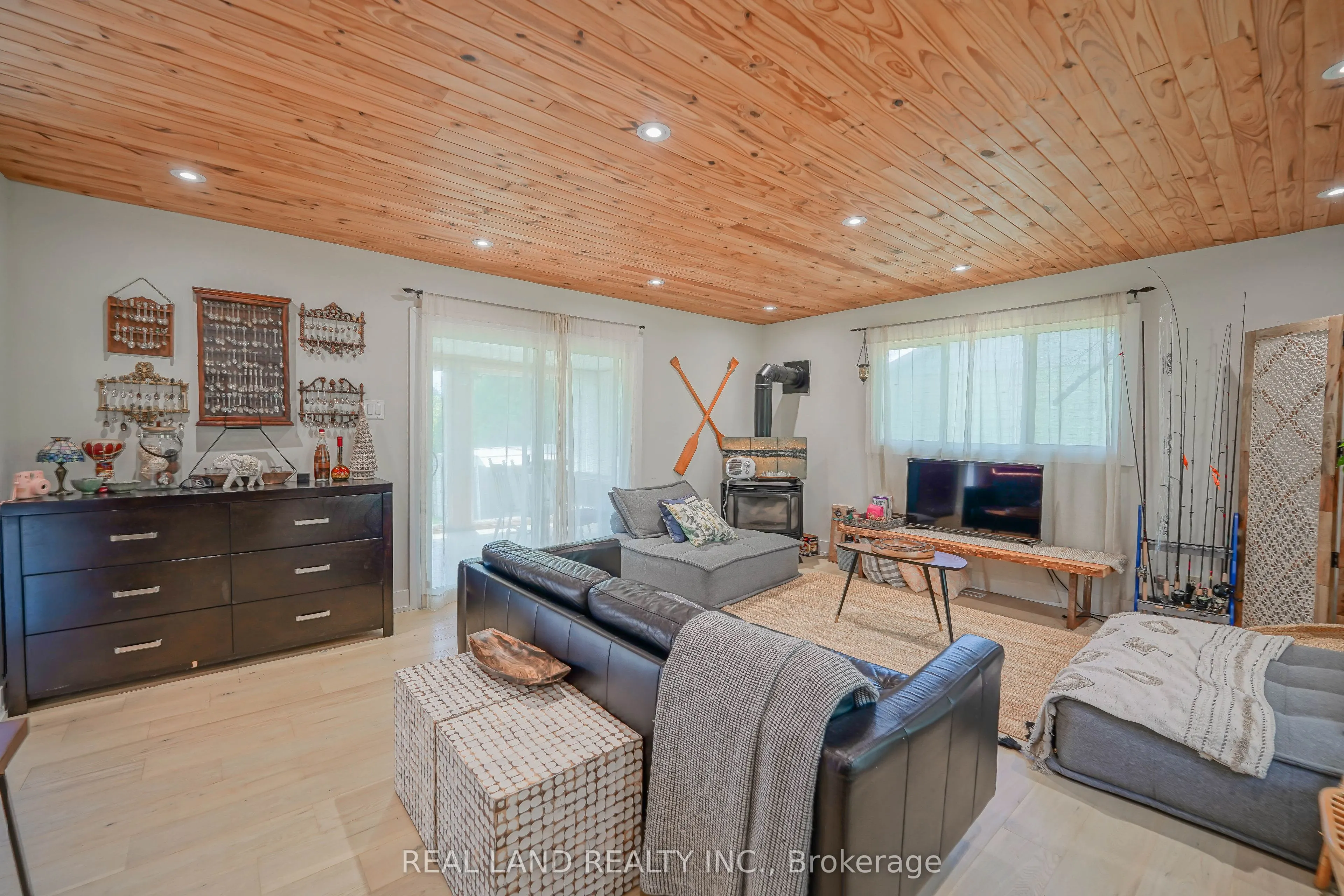 21 Marilyn Crescent
