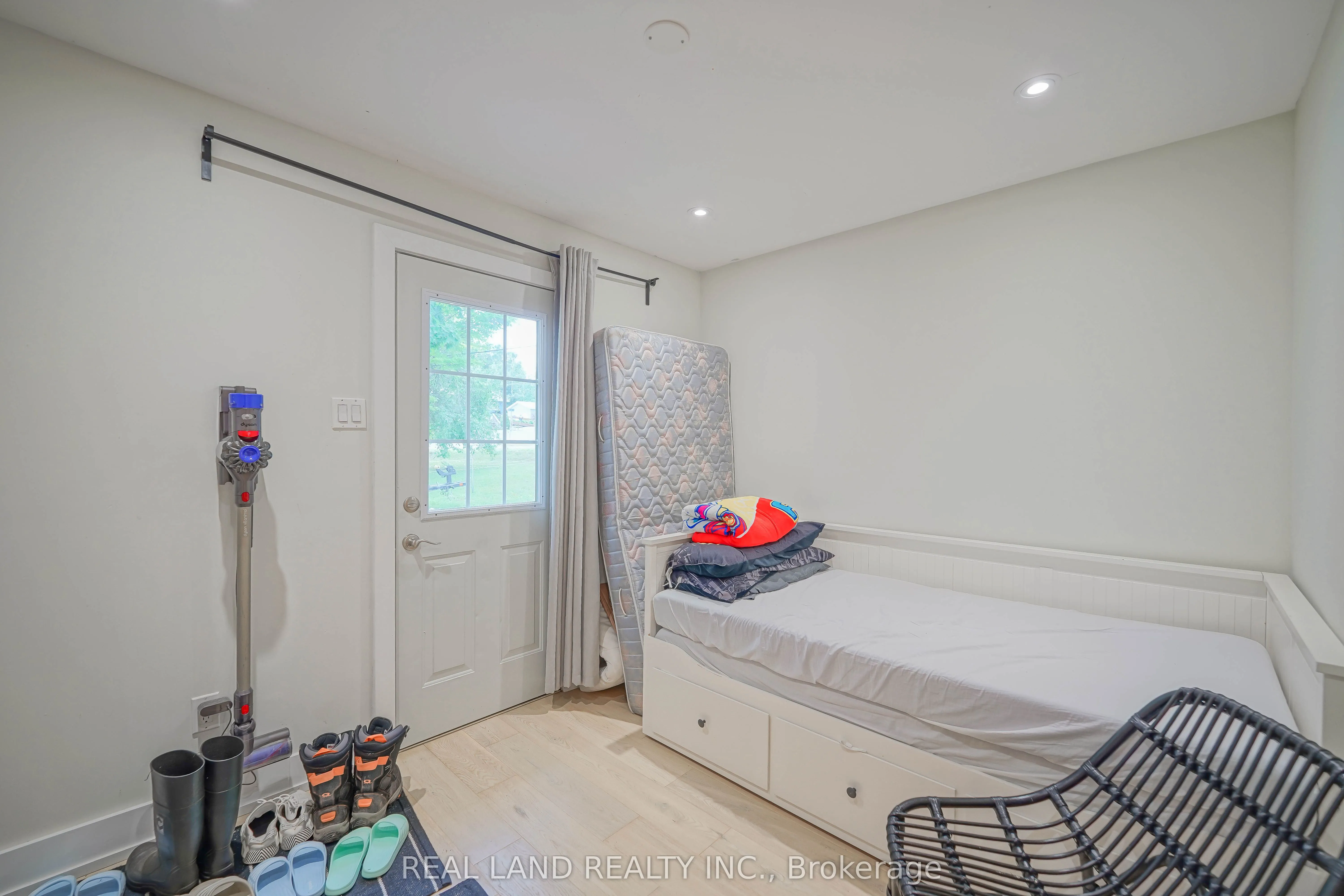21 Marilyn Crescent