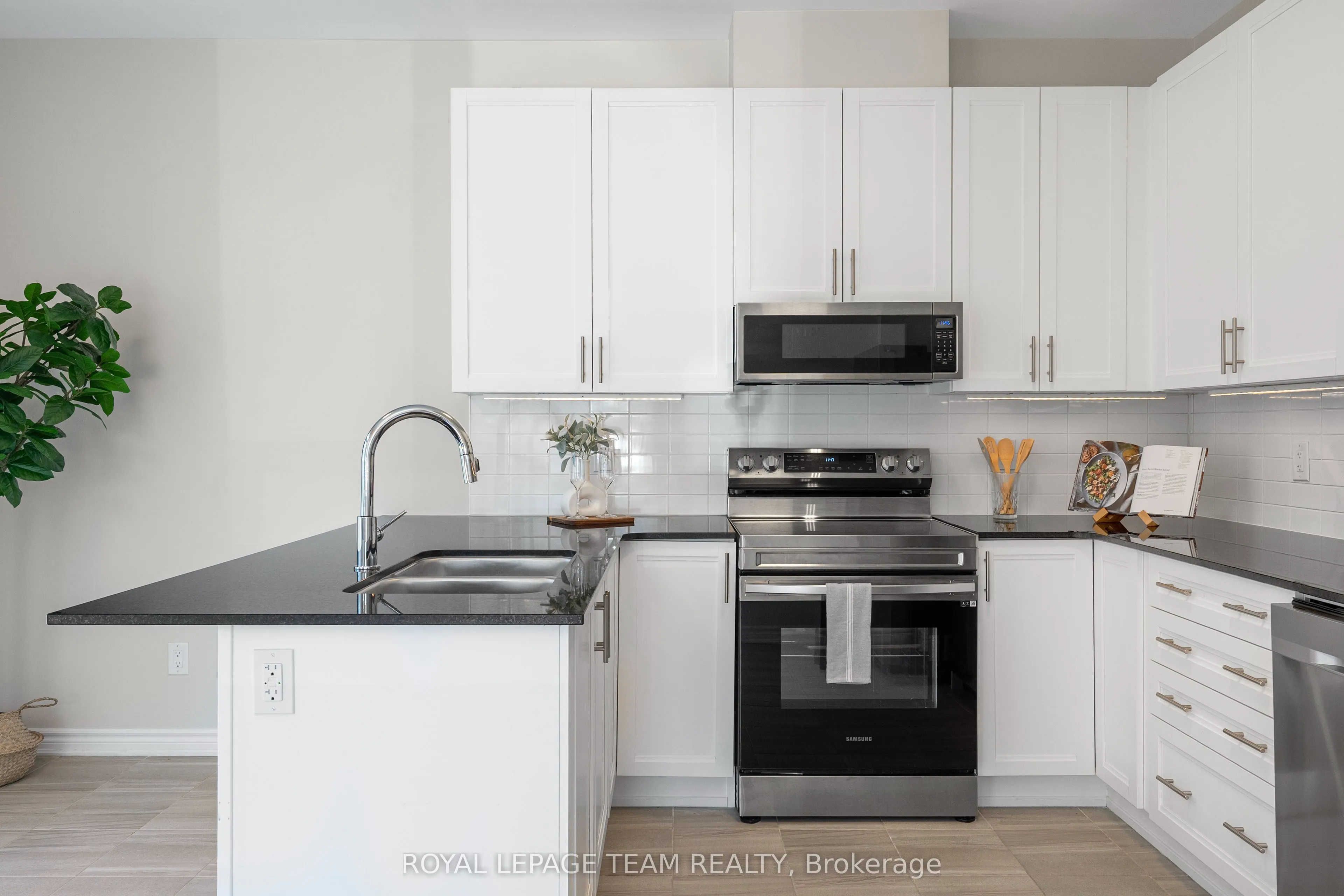 743 VENNECY Terrace