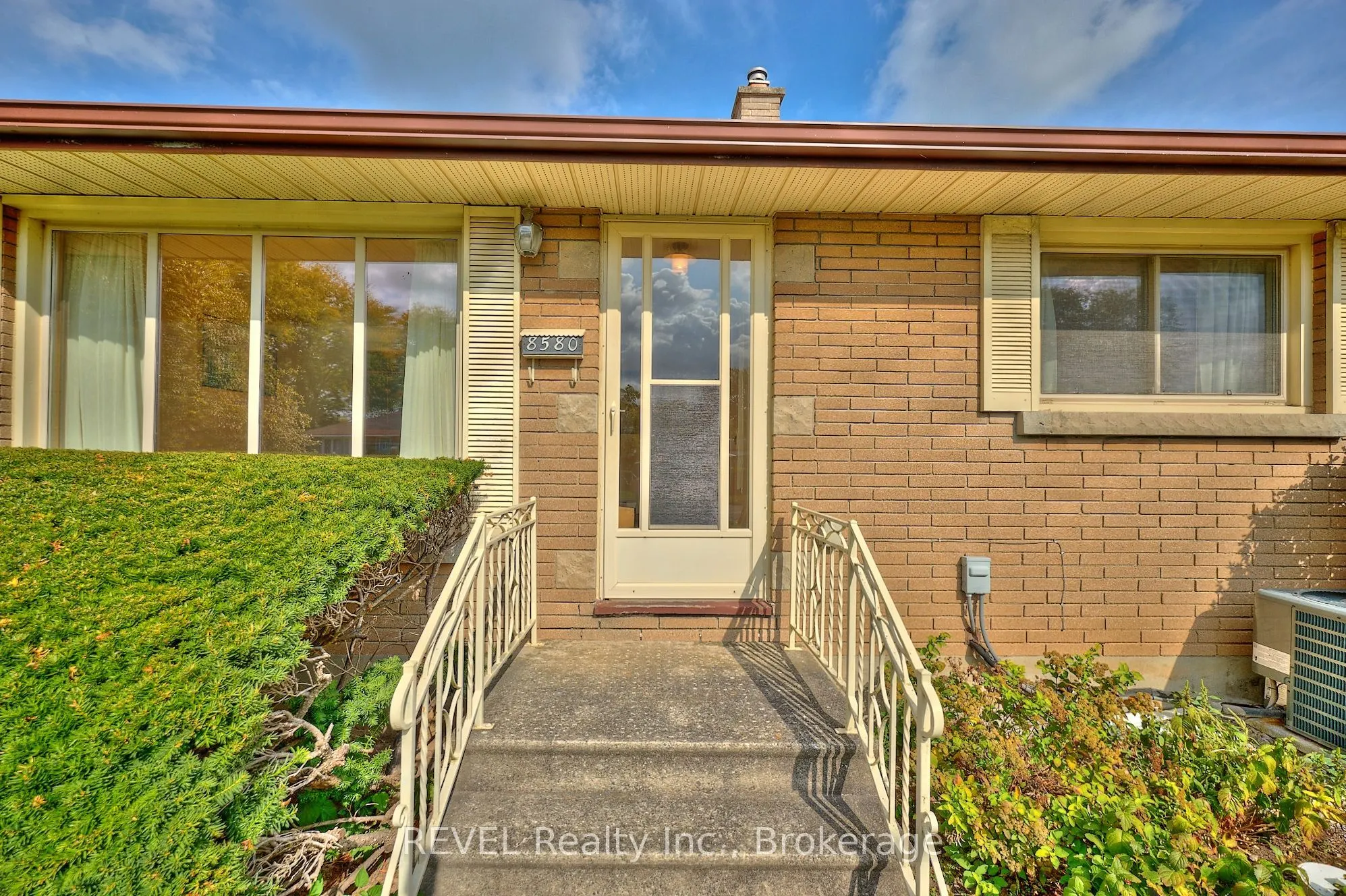 8580 Champlain Drive