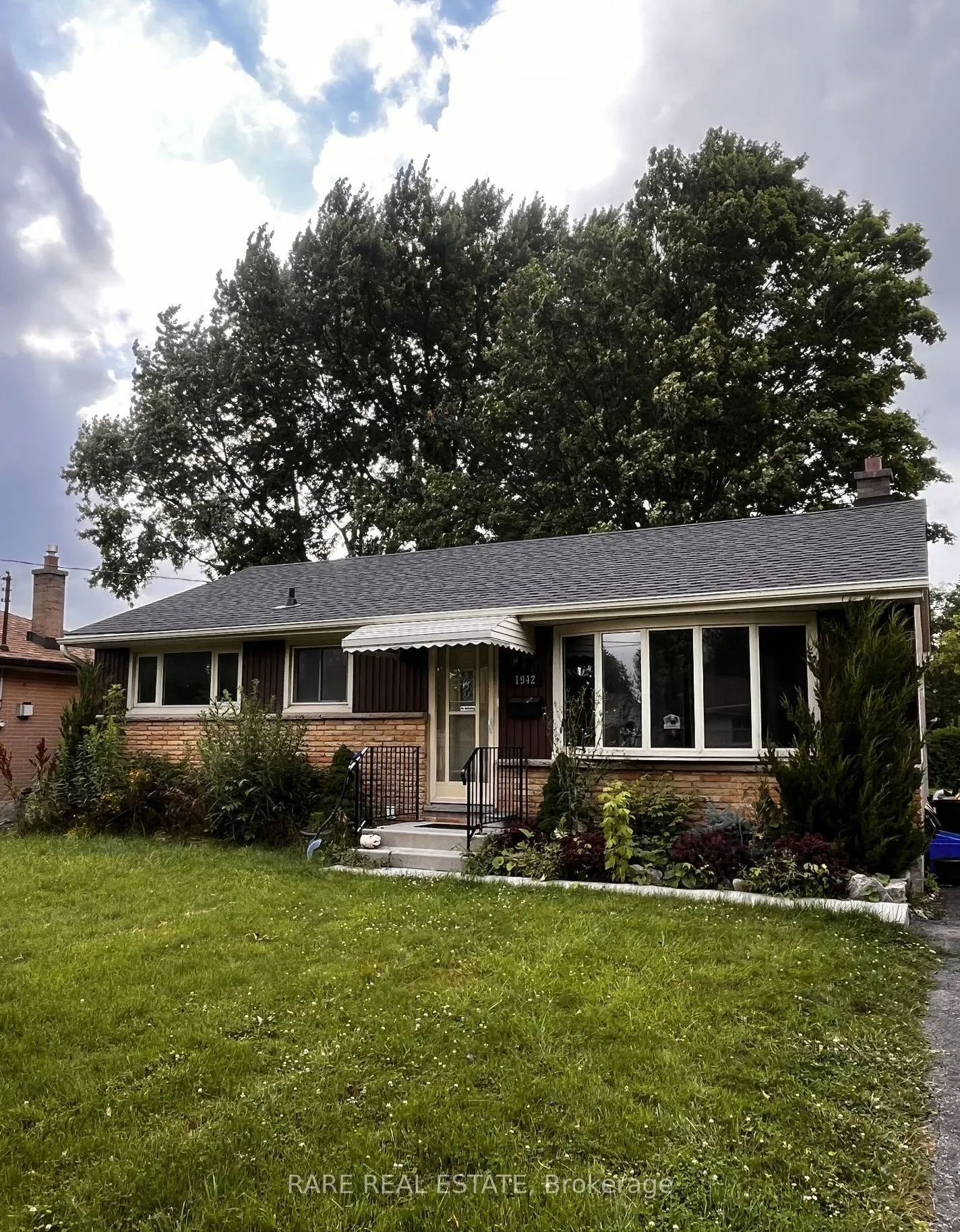 1942 Duluth Crescent